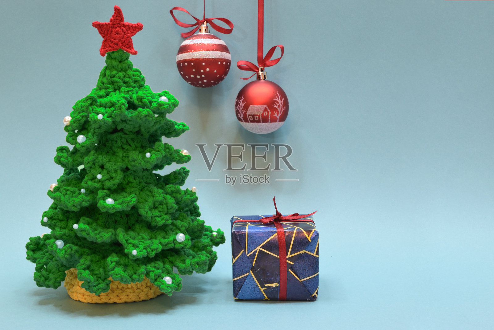 圣诞拼贴编织的圣诞树，红色的球和一个礼盒照片摄影图片