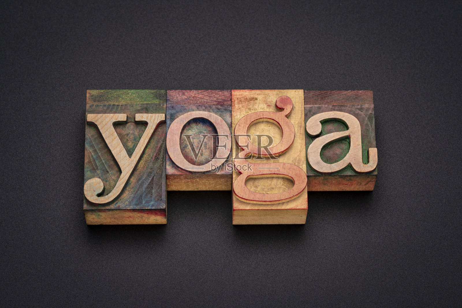 木制瑜伽字照片摄影图片