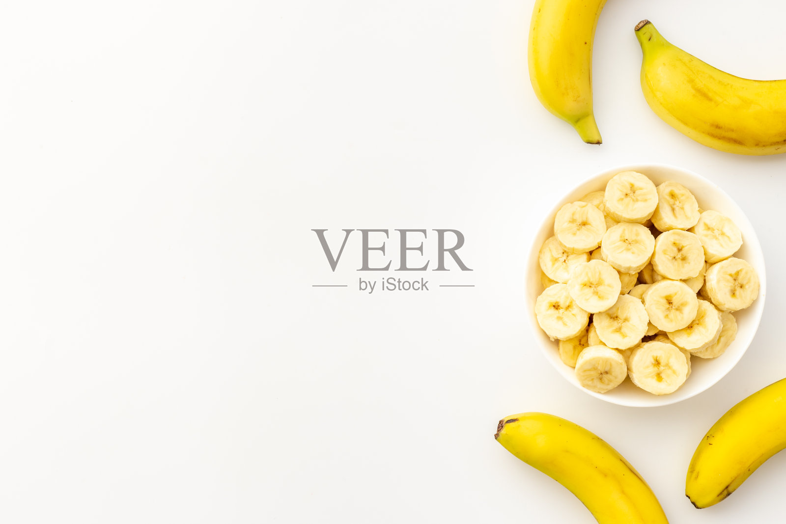 很多香蕉片和整根香蕉。俯视图照片摄影图片