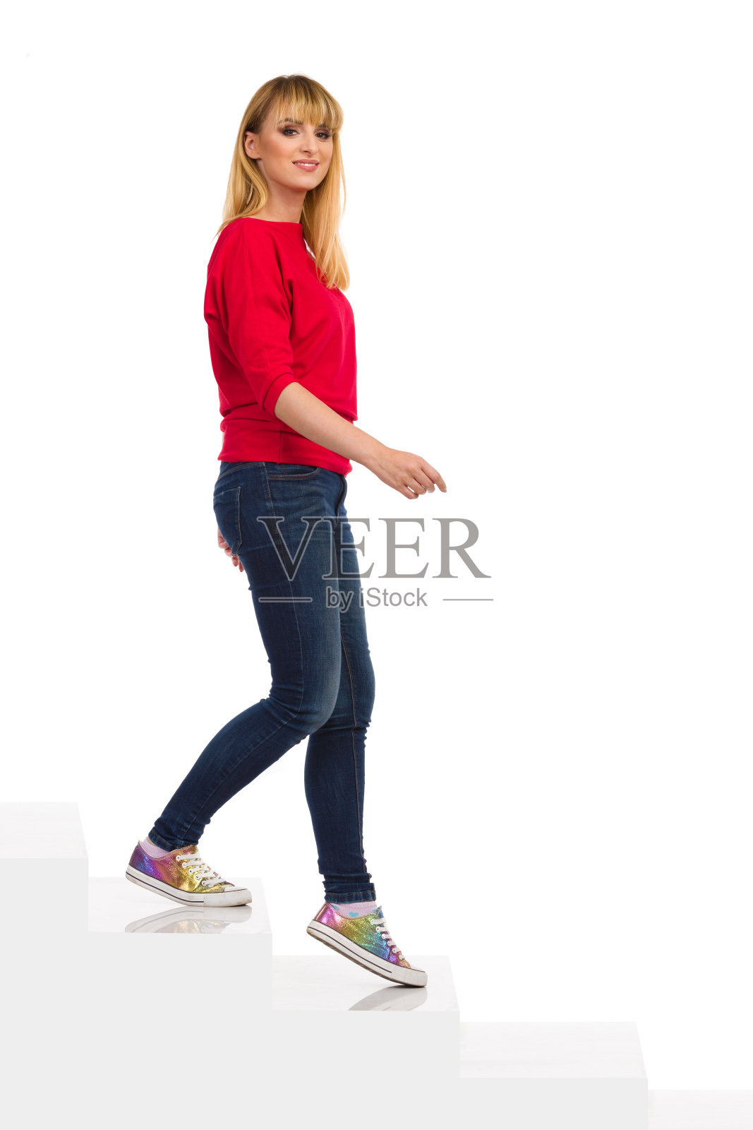 快乐的年轻女子走下楼梯照片摄影图片