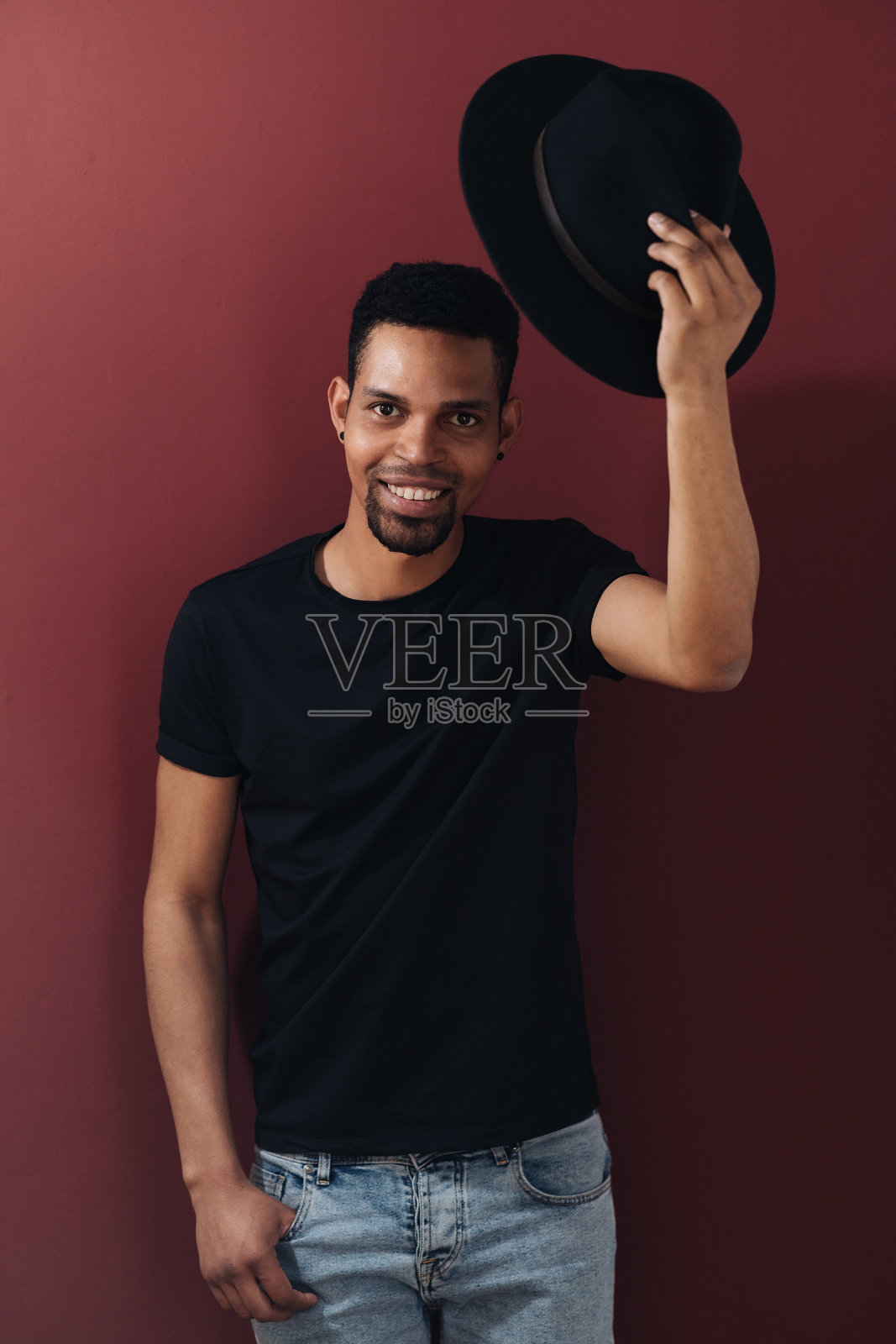 好看的年轻黑人肖像在帽子照片摄影图片