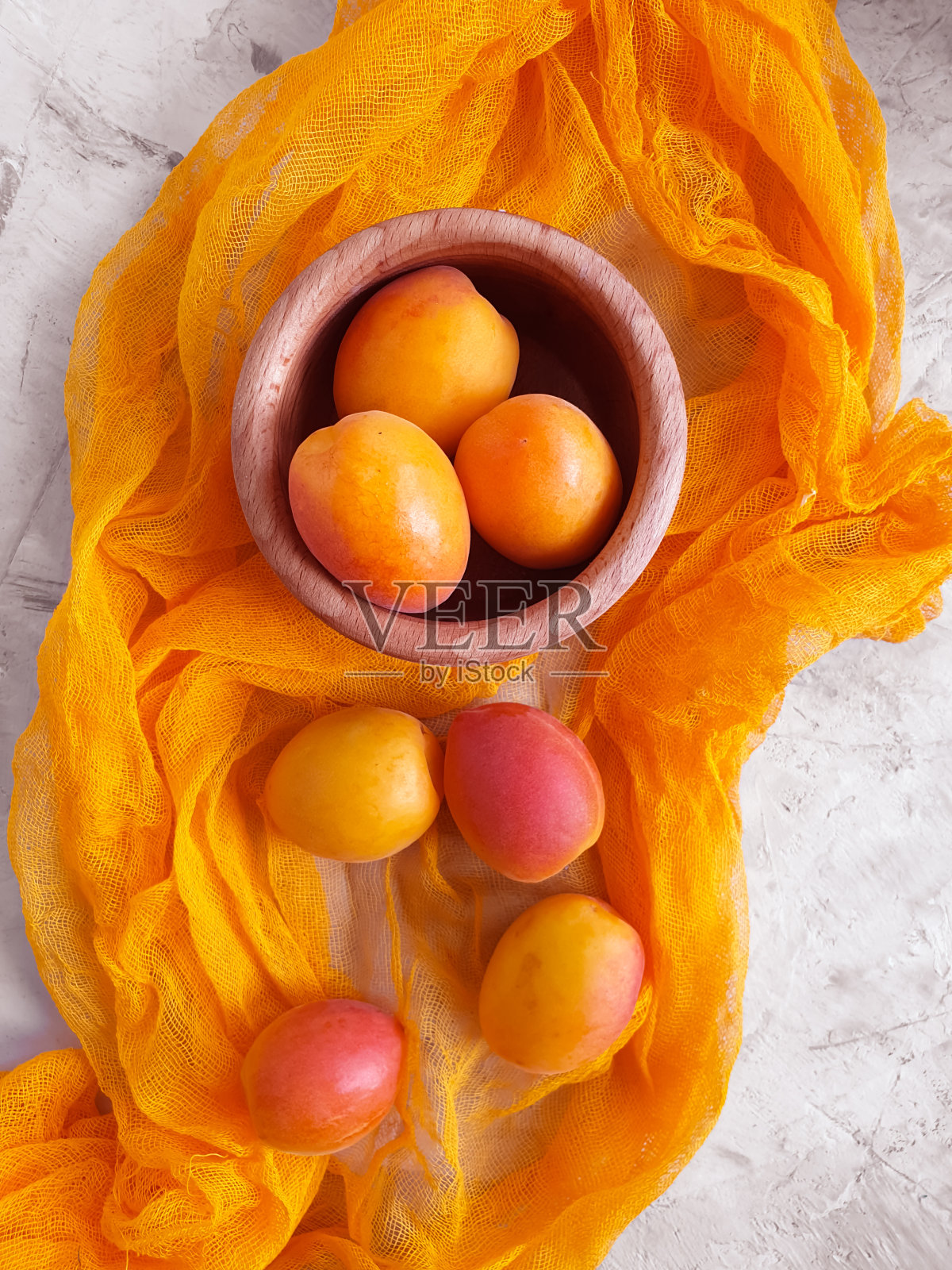 混凝土背景下的成熟杏子照片摄影图片