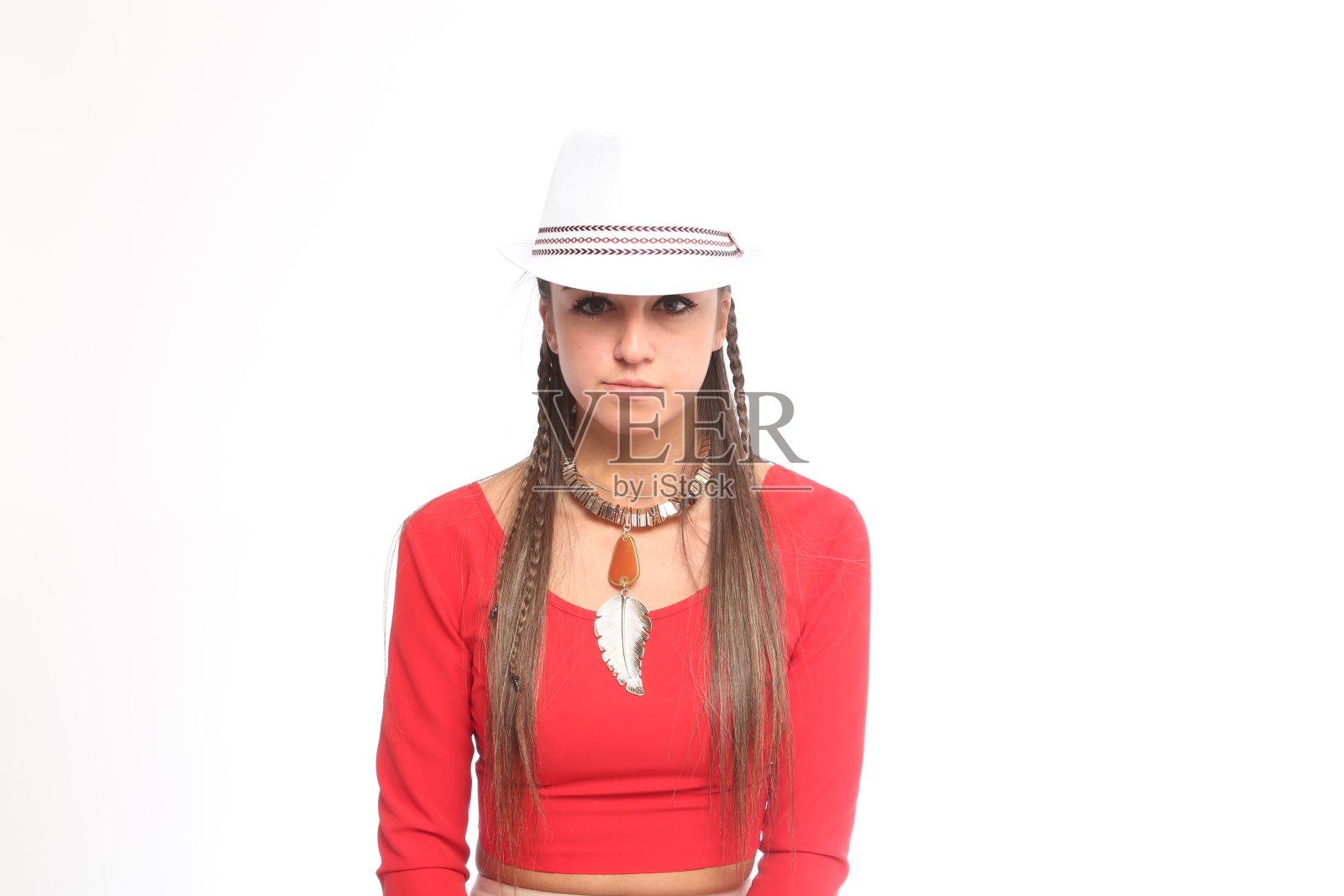 年轻漂亮的女人，穿着红衬衫，戴着白帽子，戴着白项链照片摄影图片
