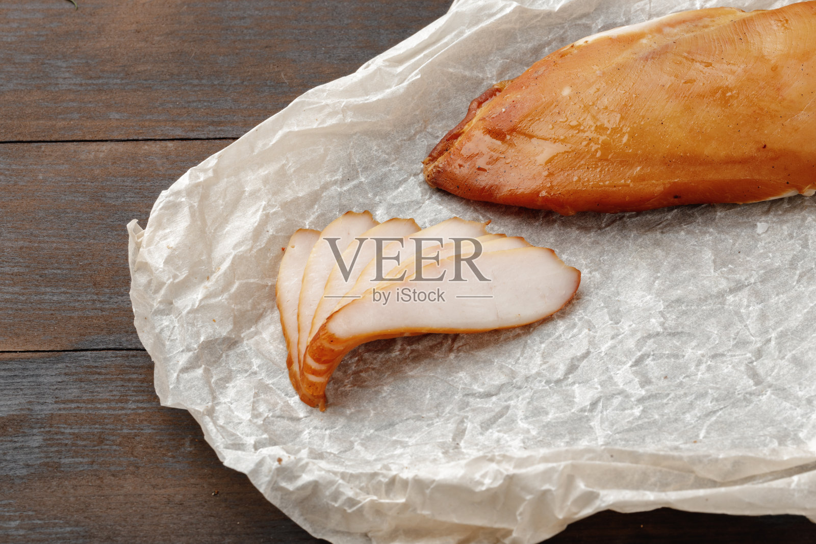 熏鸡胸肉在棕色木板上照片摄影图片