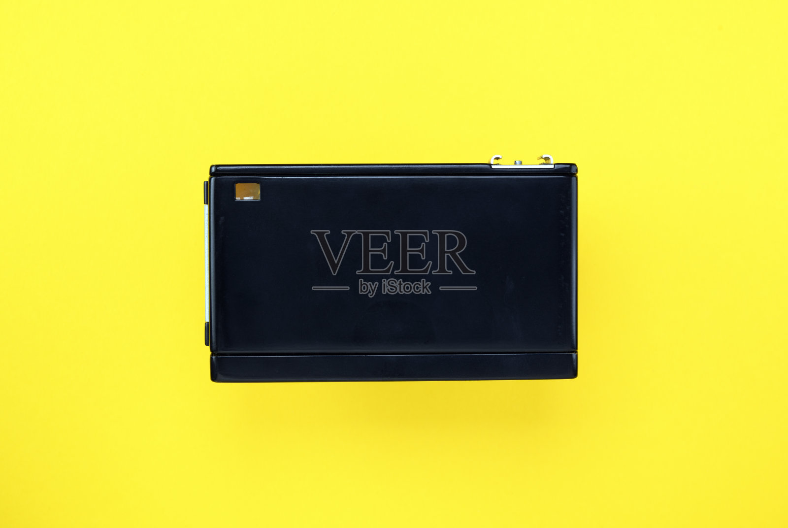 一个带有开式后盖的旧胶卷照相机，一个可以看到快门和胶卷拉出装置的视图。照片摄影图片