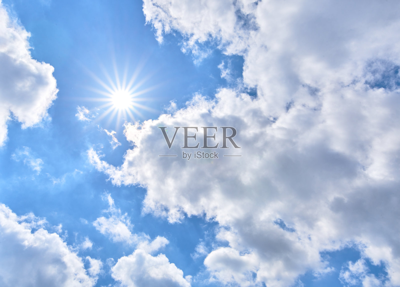 蓝天里白云和太阳照片摄影图片