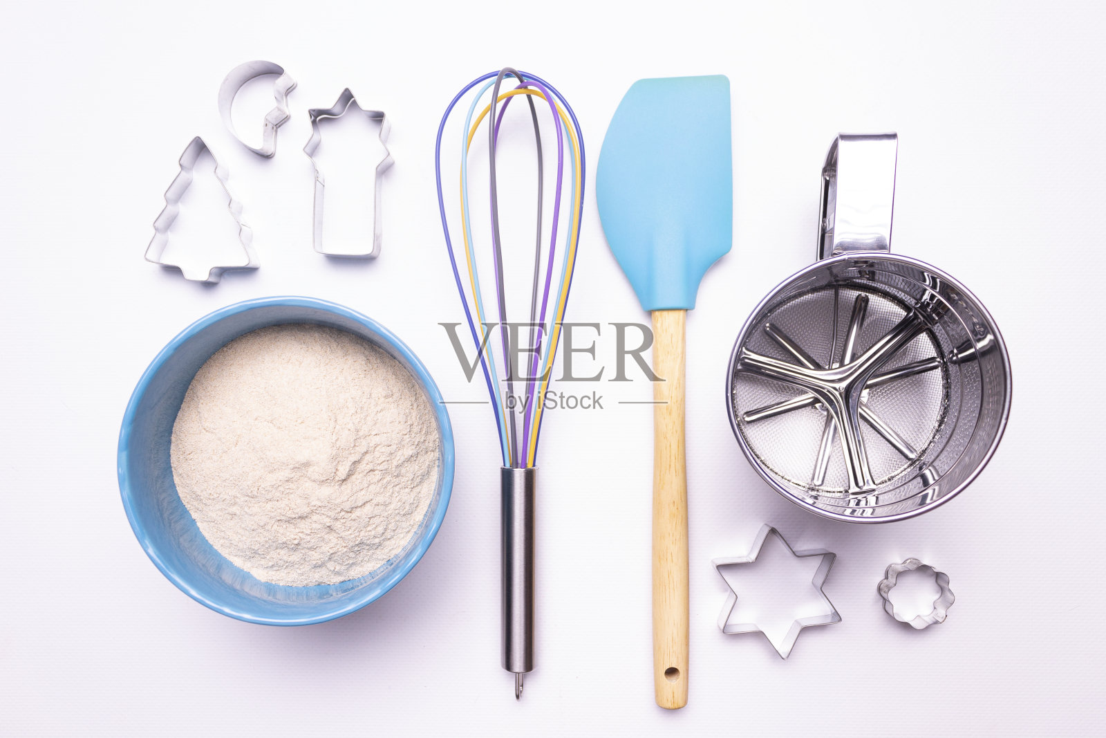 在白色背景上烘烤饼干的厨具。平的。照片摄影图片