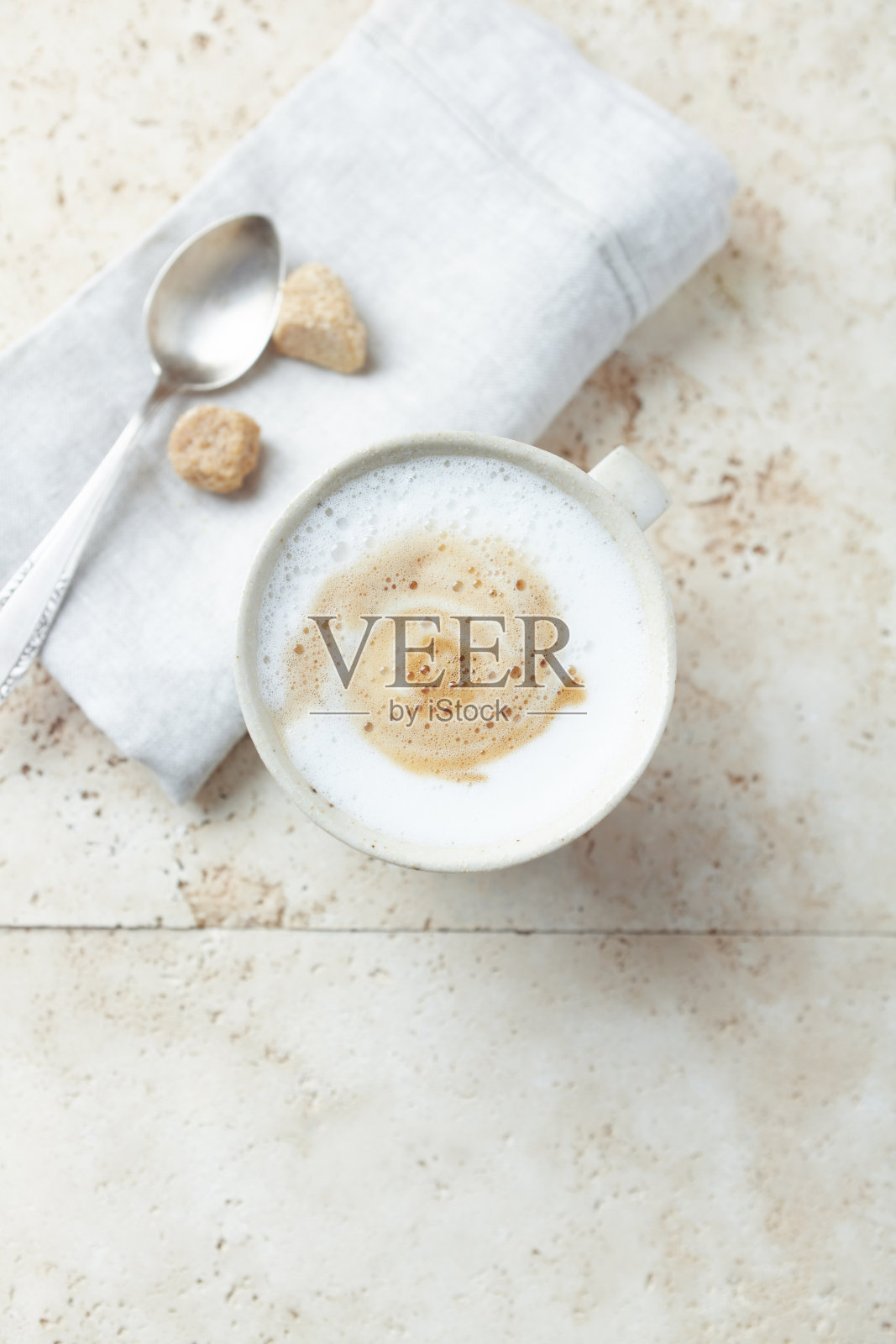 咖啡和牛奶在明亮的石头背景。前视图。关闭了。照片摄影图片