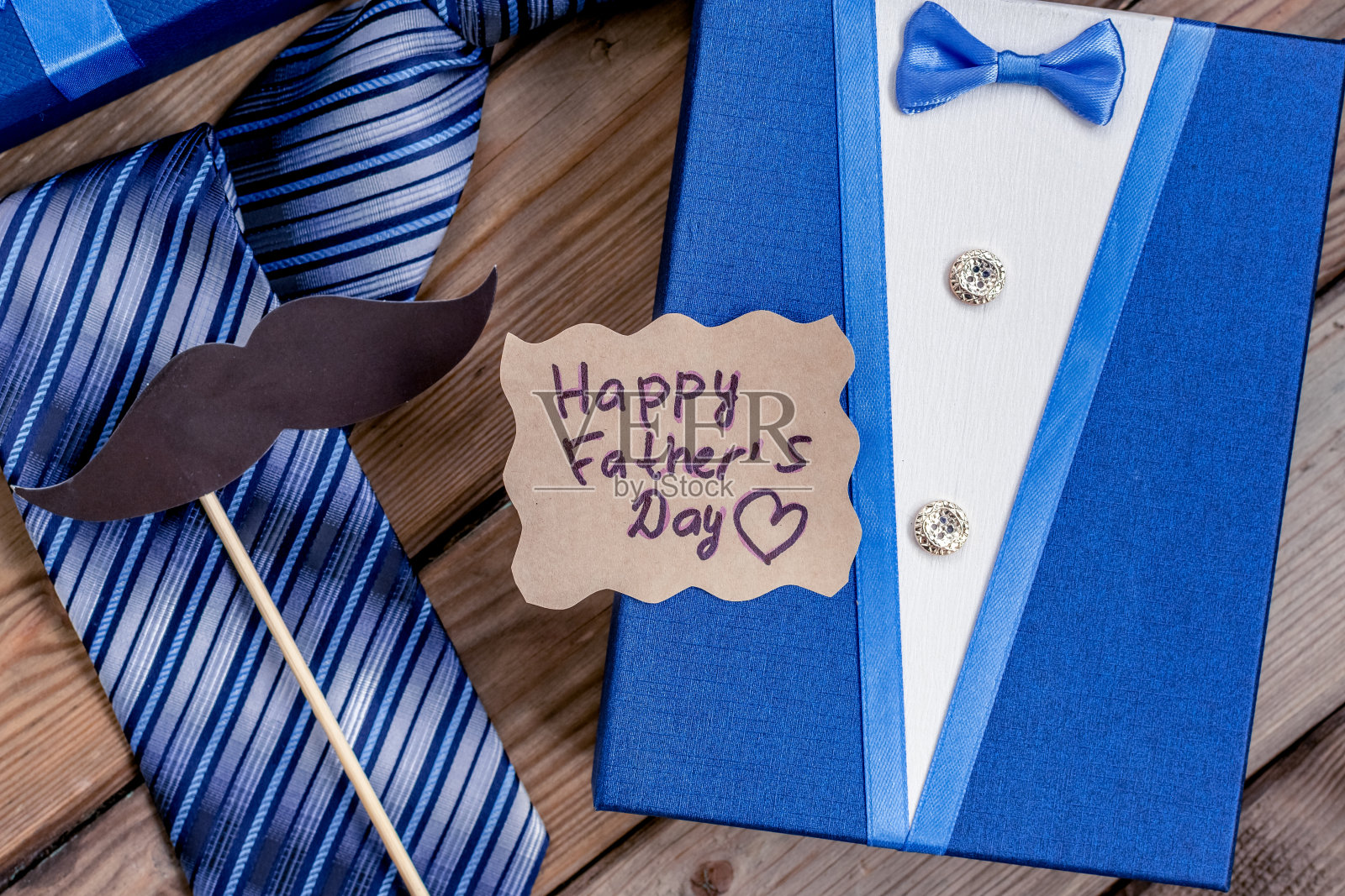 父亲节礼物蓝盒子与领带在一个乡村的木材背景。照片摄影图片