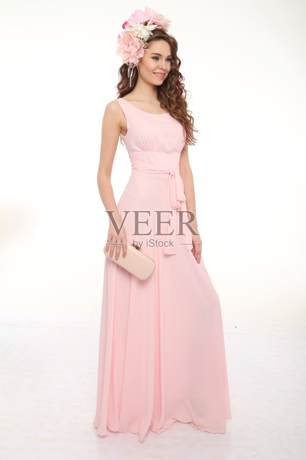 年轻漂亮的女人穿着粉红色的夏装，白色的背景照片摄影图片