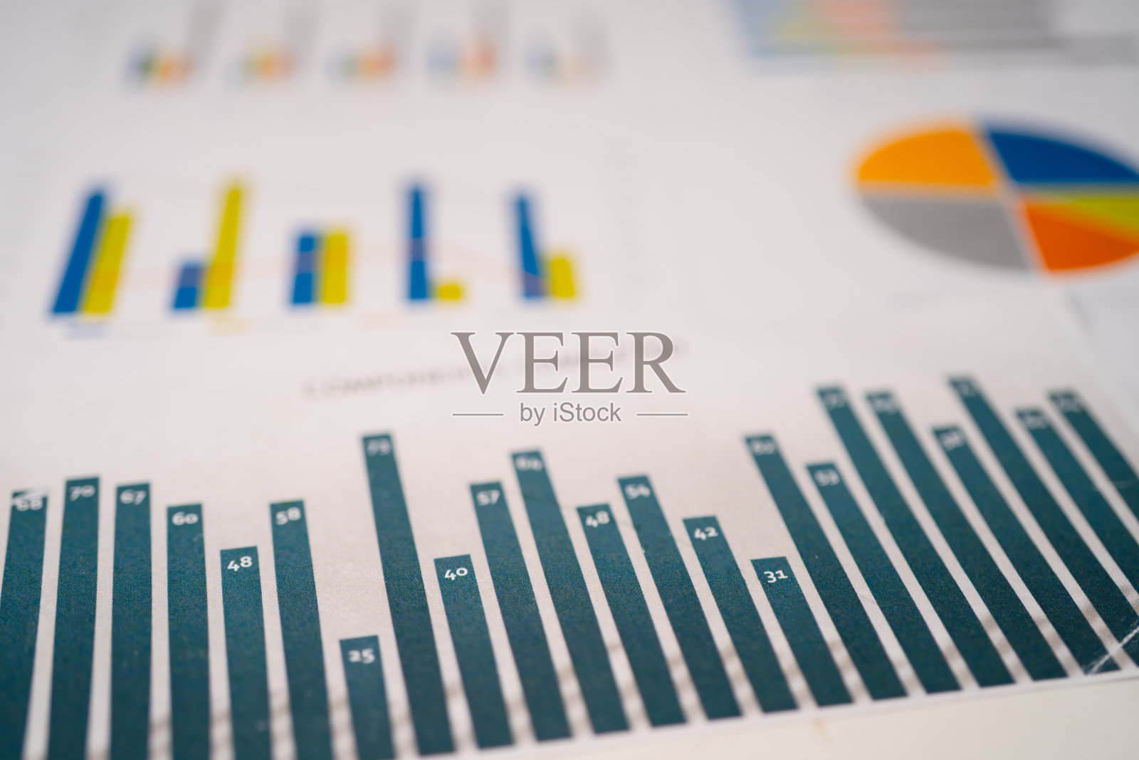 图表图表电子表格纸。金融发展，银行账户，统计，投资分析研究数据经济，证券交易所商务办公室公司会议概念。照片摄影图片