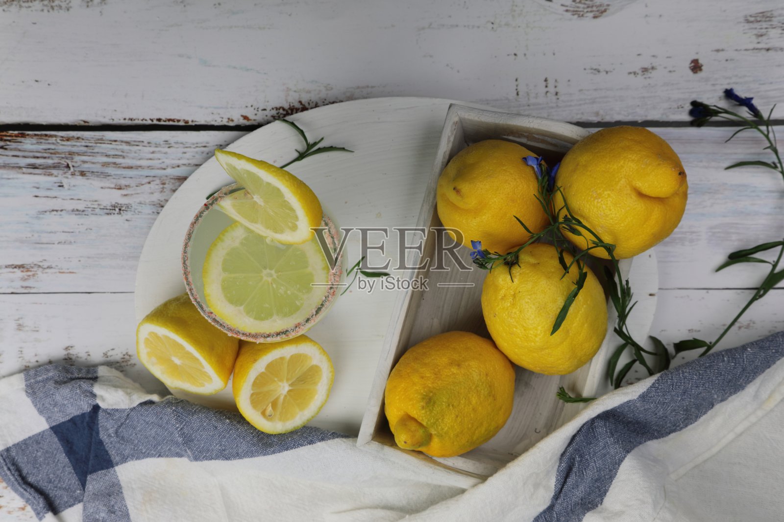 一杯加柠檬的柠檬水照片摄影图片