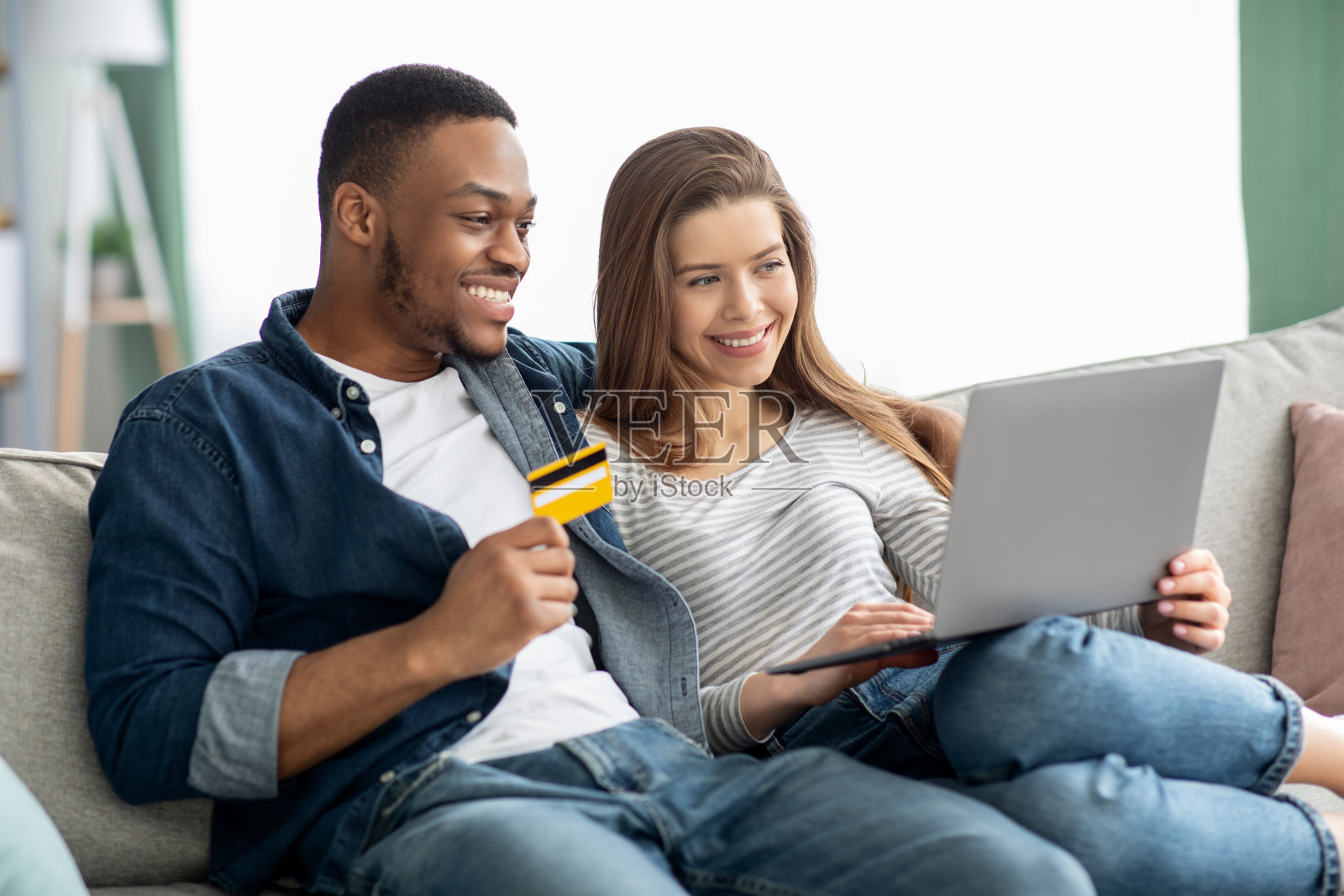 网上销售。异族情侣用笔记本电脑和信用卡在网上购物照片摄影图片