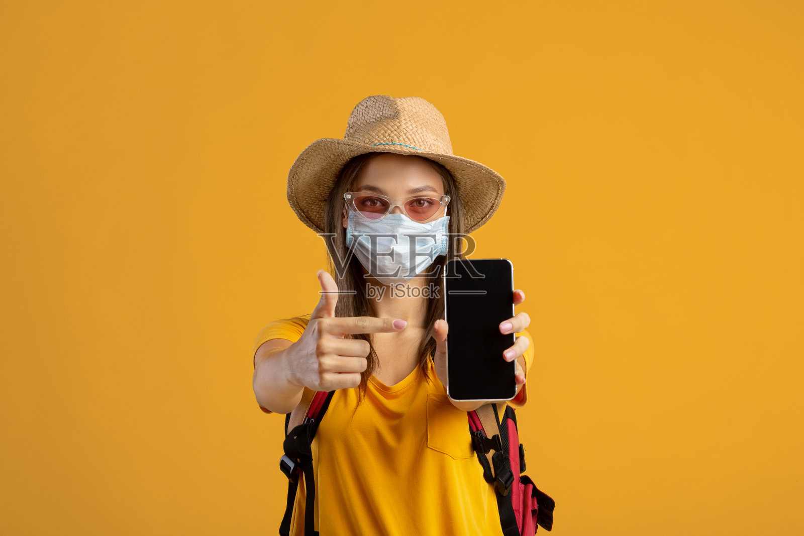 活跃的年轻女子背包显示智能手机空屏幕照片摄影图片