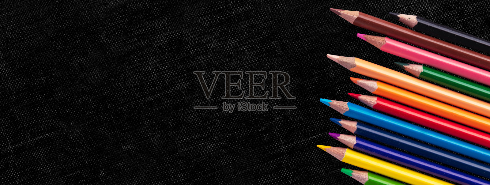 创意横幅与多色铅笔在黑色画布背景，教育框架概念与复制空间照片摄影图片