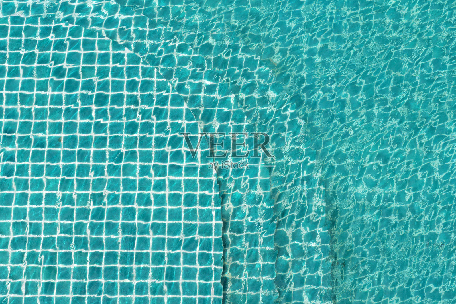 游泳池中的水波为背景。照片摄影图片