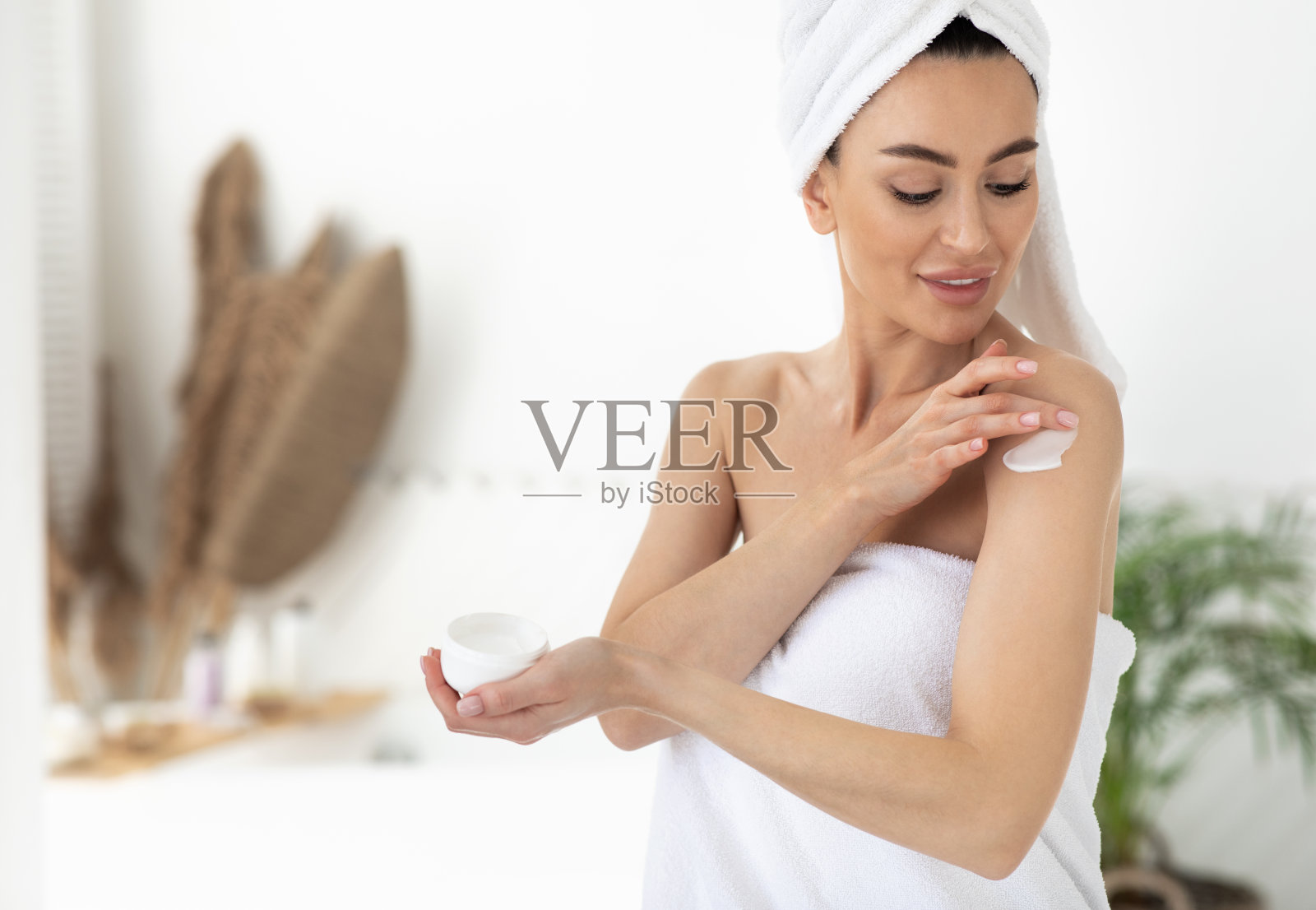 家庭水疗，家庭放松和抗衰老疗法，晨间日常，身体护理和化妆品照片摄影图片