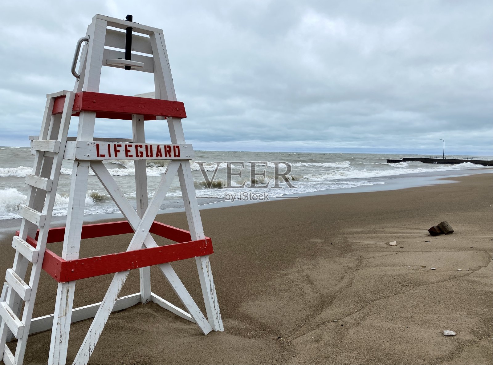 在一场暴风雨中，救生员坐在空旷的密歇根湖海滩上照片摄影图片