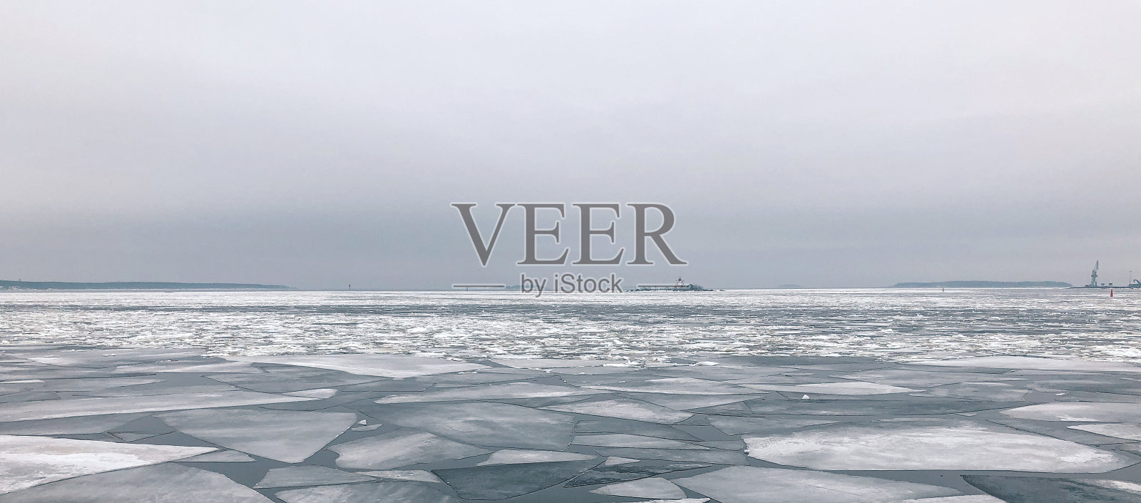 春天的海景，海上浮冰。在戈列索特线上有一个小岛。照片摄影图片