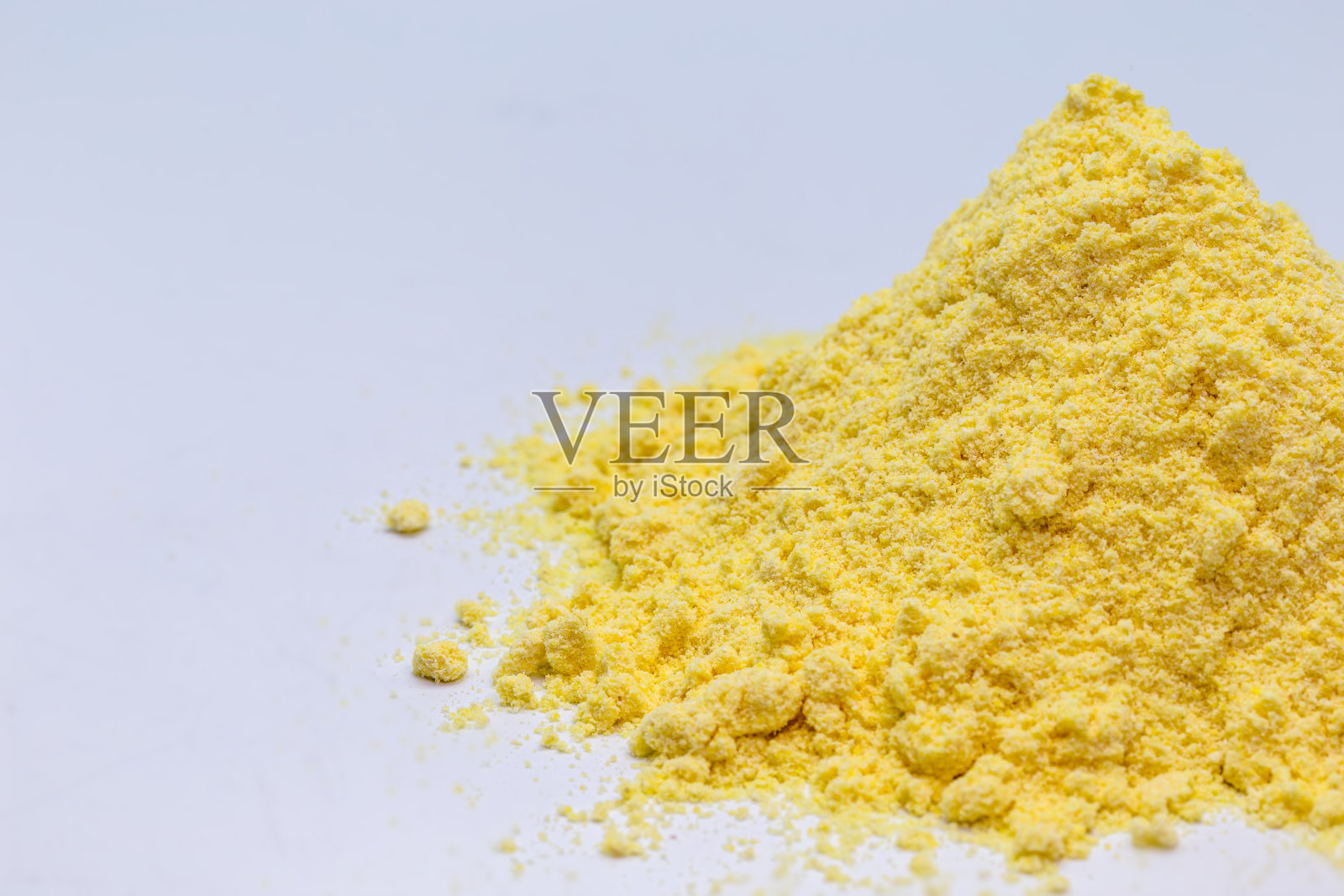 硫或硫是一种化学元素，用于制造电池、火药制造和橡胶硫化的硫酸。照片摄影图片