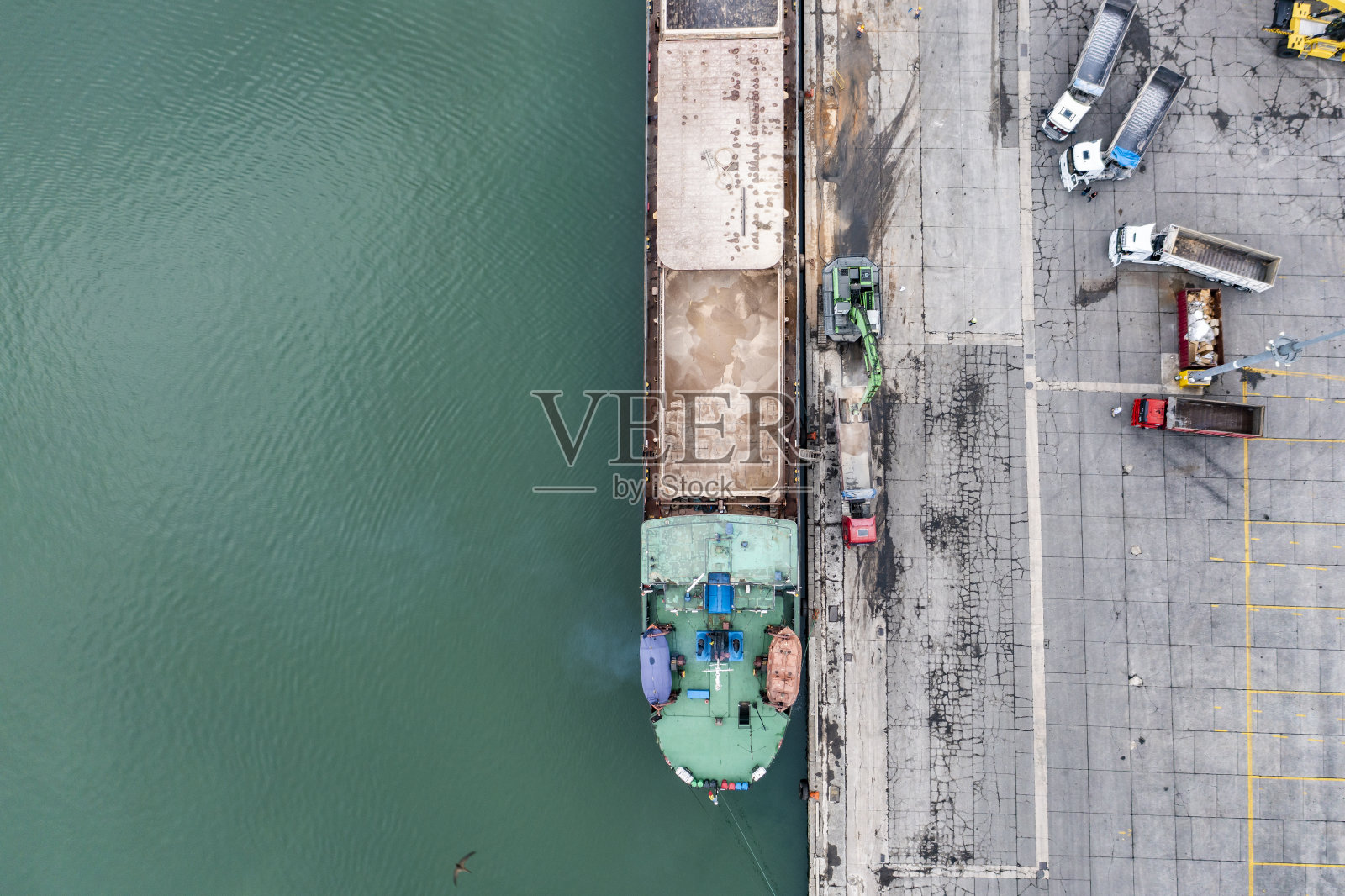 在国际港口装载卡车的起重机。照片摄影图片