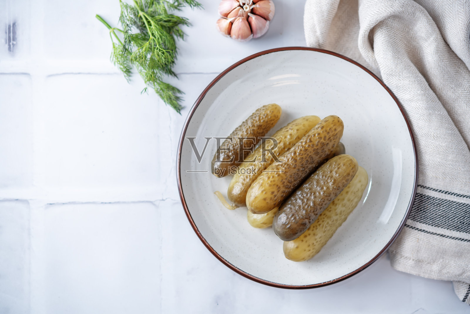 莳萝蒜片腌黄瓜照片摄影图片