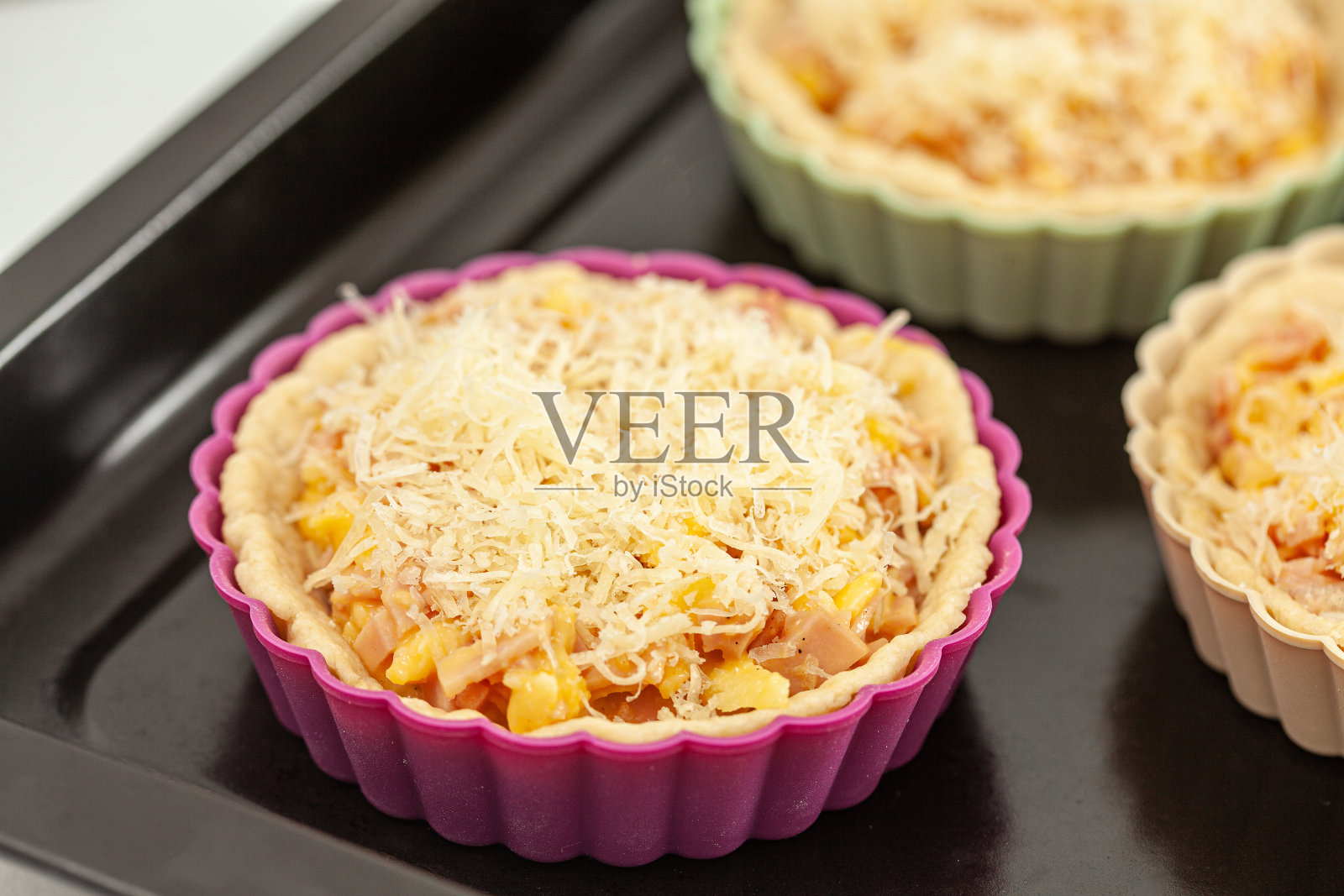 准备美味的奶酪火腿馅饼照片摄影图片