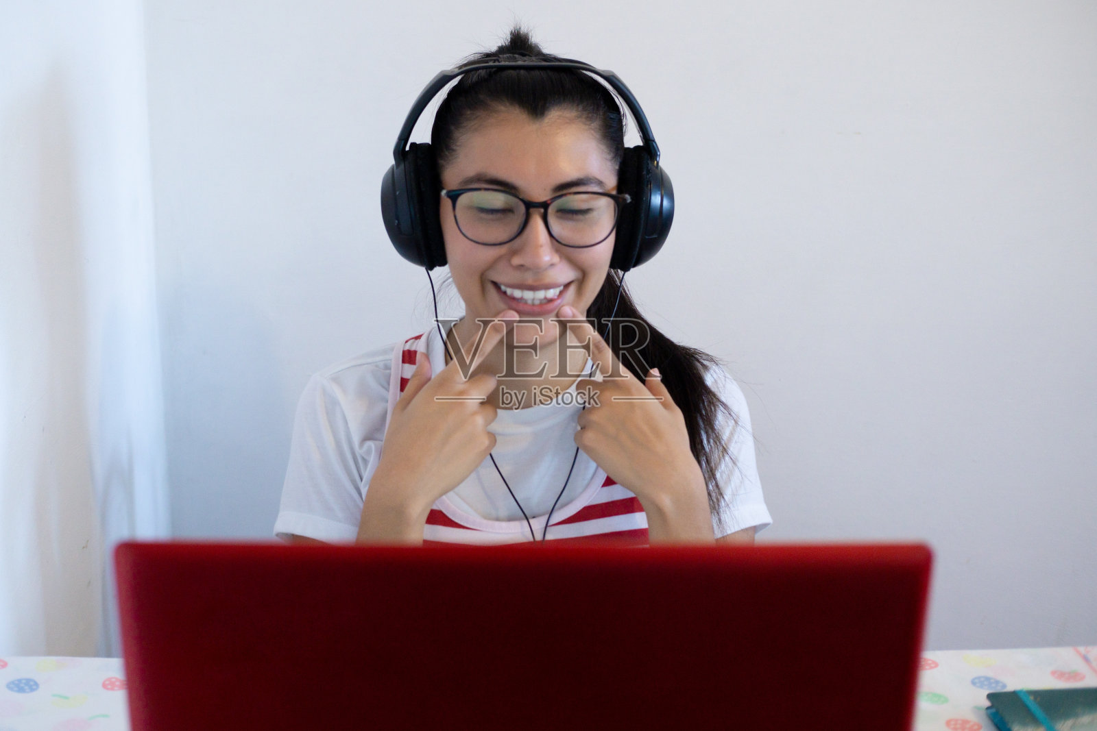 一位年轻的老师指着笔记本电脑，概念在线课堂，在线教学，科技照片摄影图片