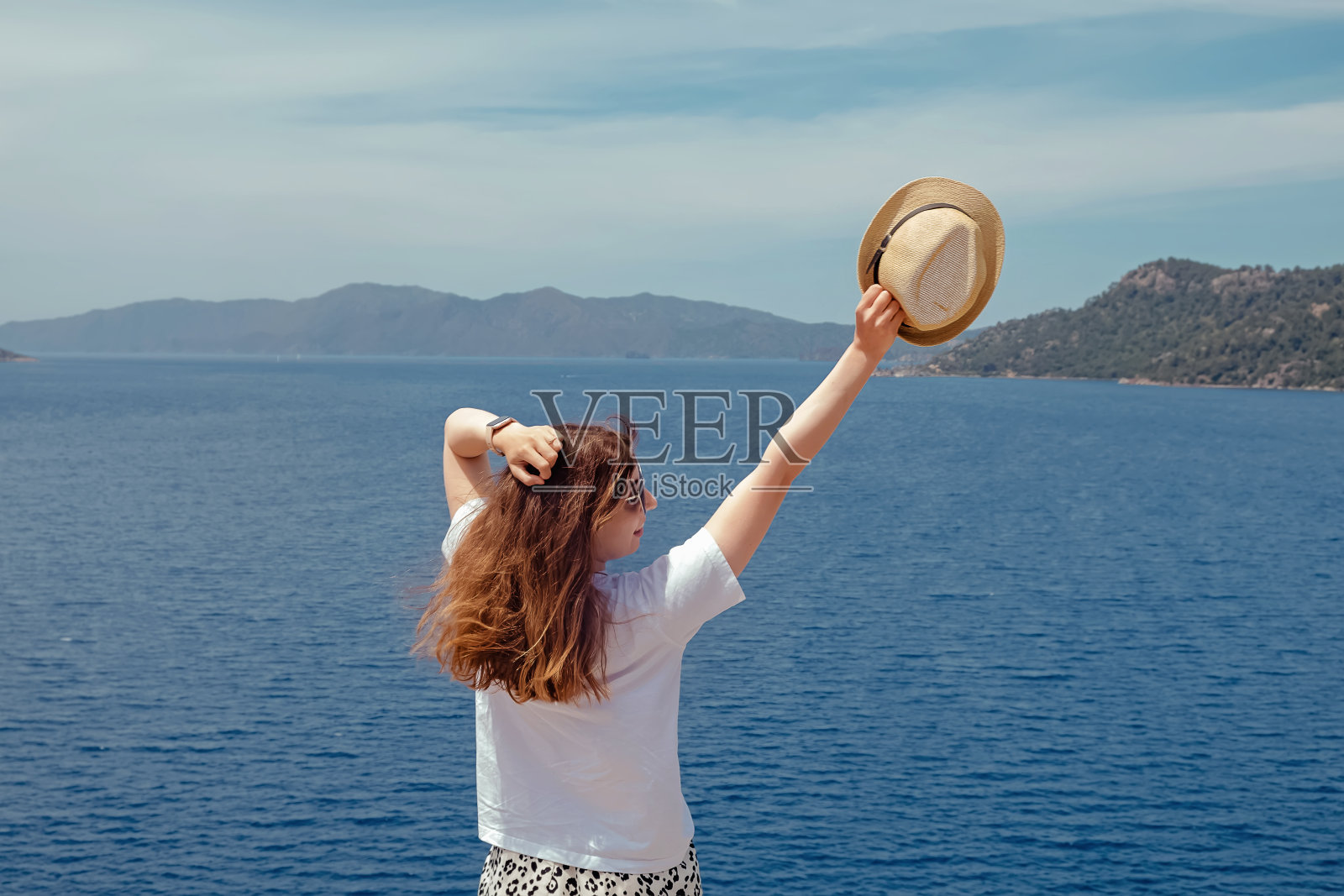 快乐的年轻女子在海边享受假期照片摄影图片