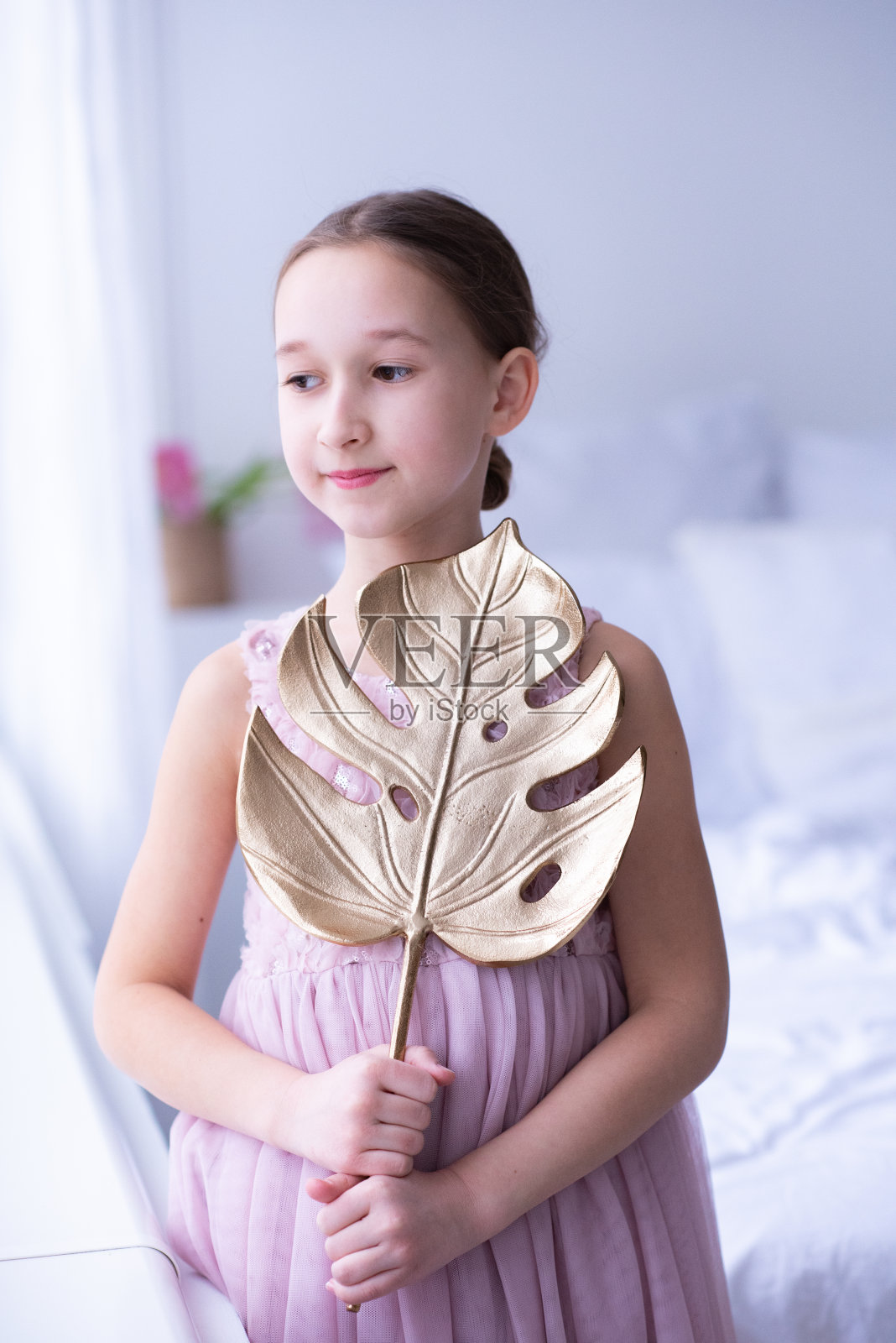 女孩望着窗外。照片摄影图片