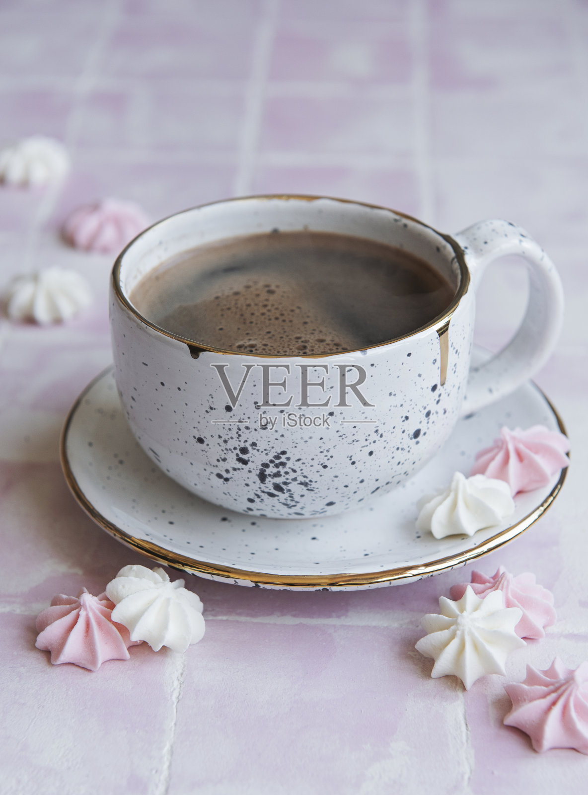 一杯咖啡和小蛋糕照片摄影图片