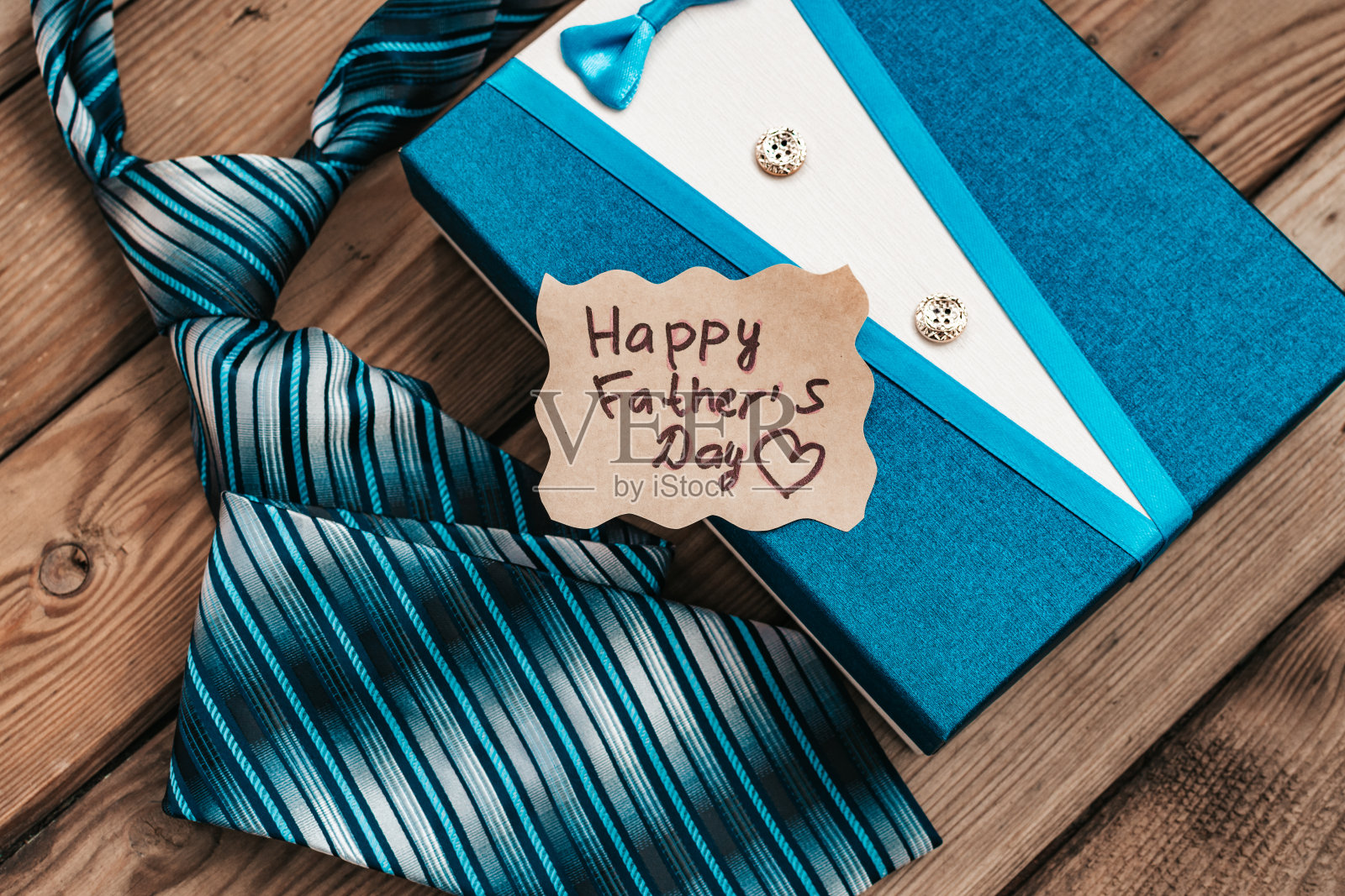父亲节礼物蓝盒子与领带在一个乡村的木材背景。照片摄影图片