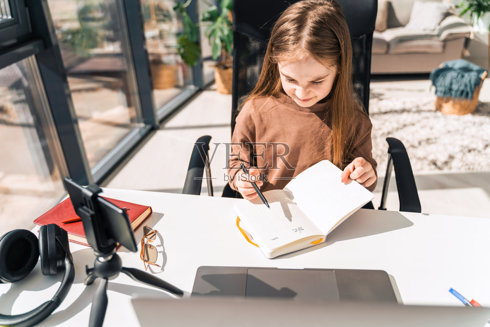 漂亮的小女生在家学习照片摄影图片