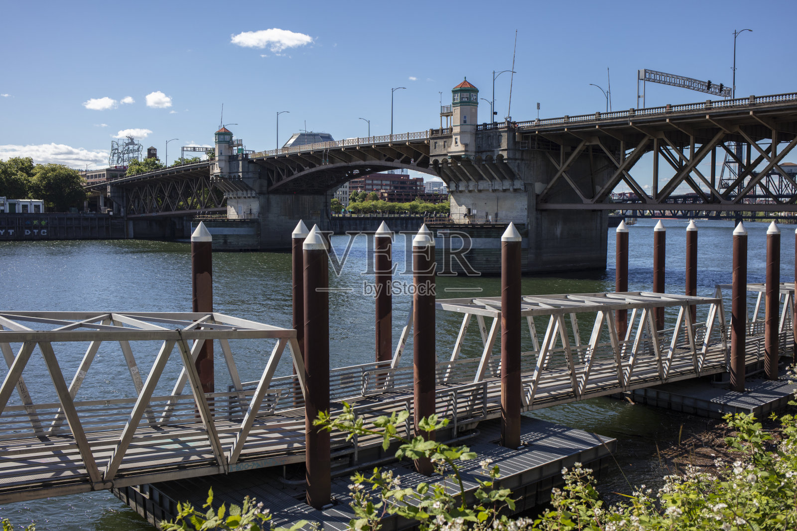 俄勒冈州波特兰市中心的自行车道照片摄影图片