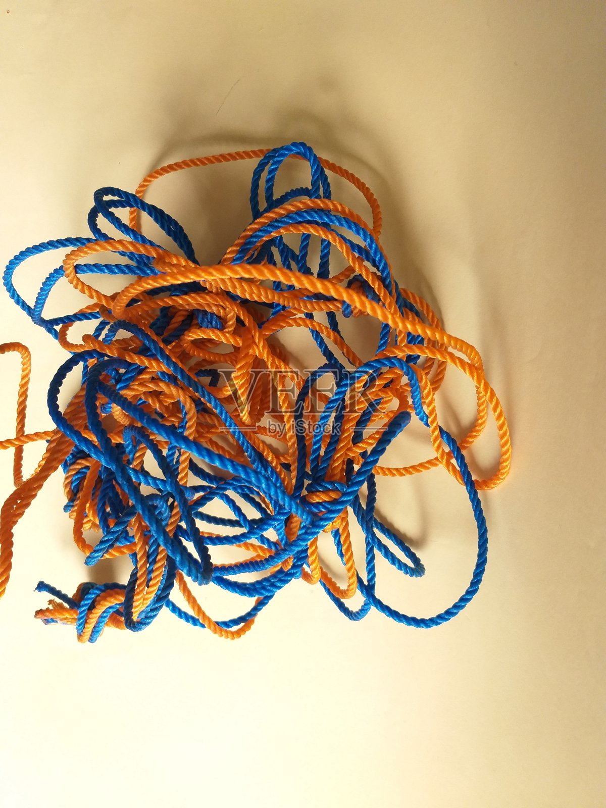 黄色背景上的彩色矿山照片照片摄影图片