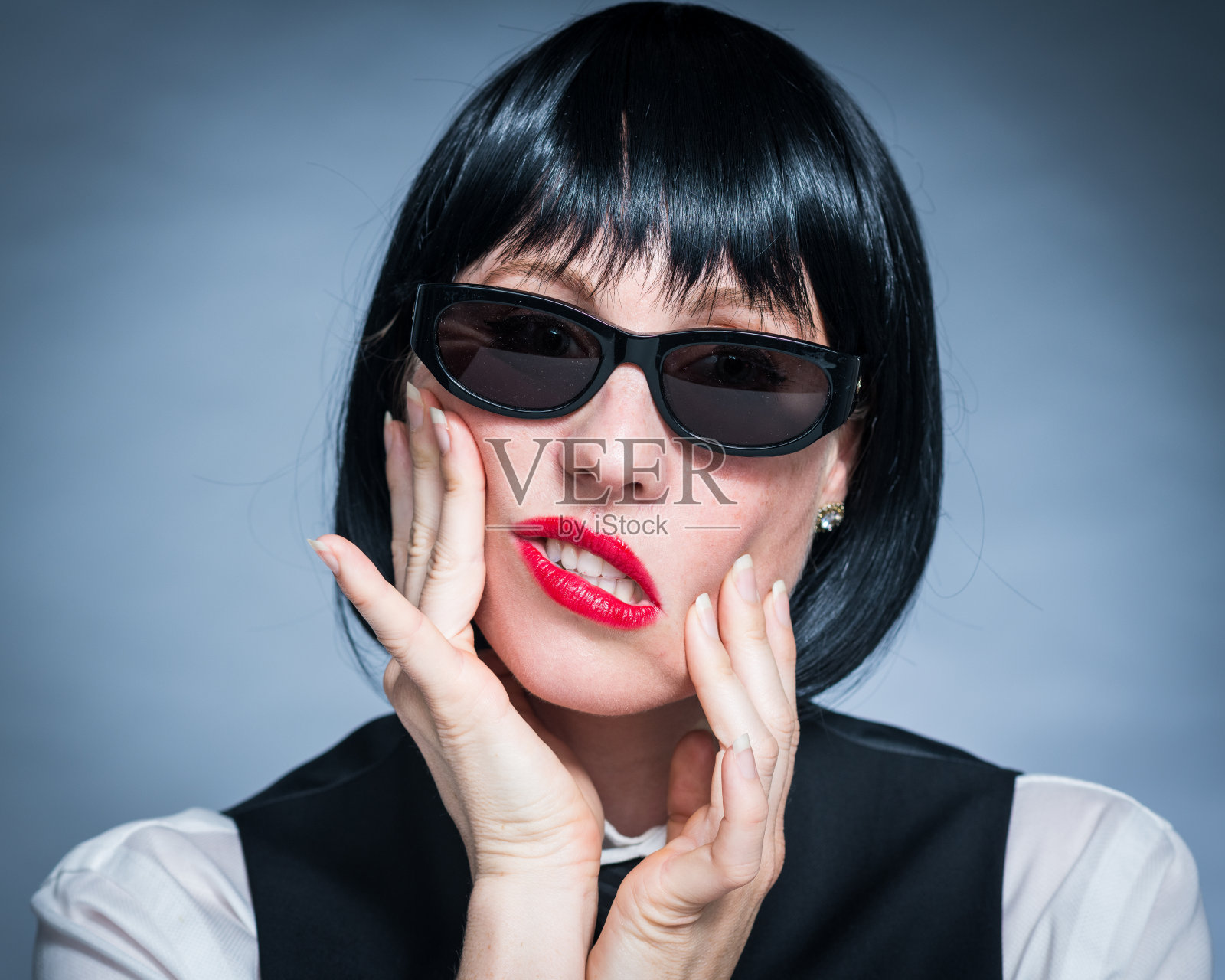 厚脸皮，年轻的洛杉矶市民打领带，穿衬衫和背心。照片摄影图片