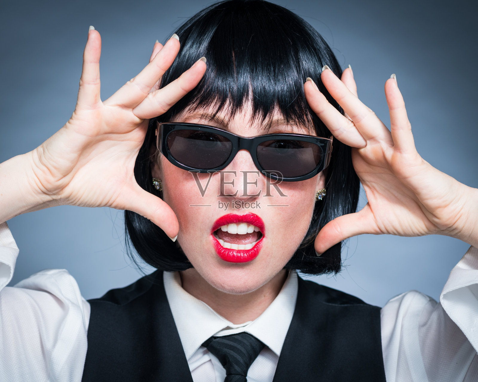 厚脸皮，年轻的洛杉矶市民打领带，穿衬衫和背心。照片摄影图片