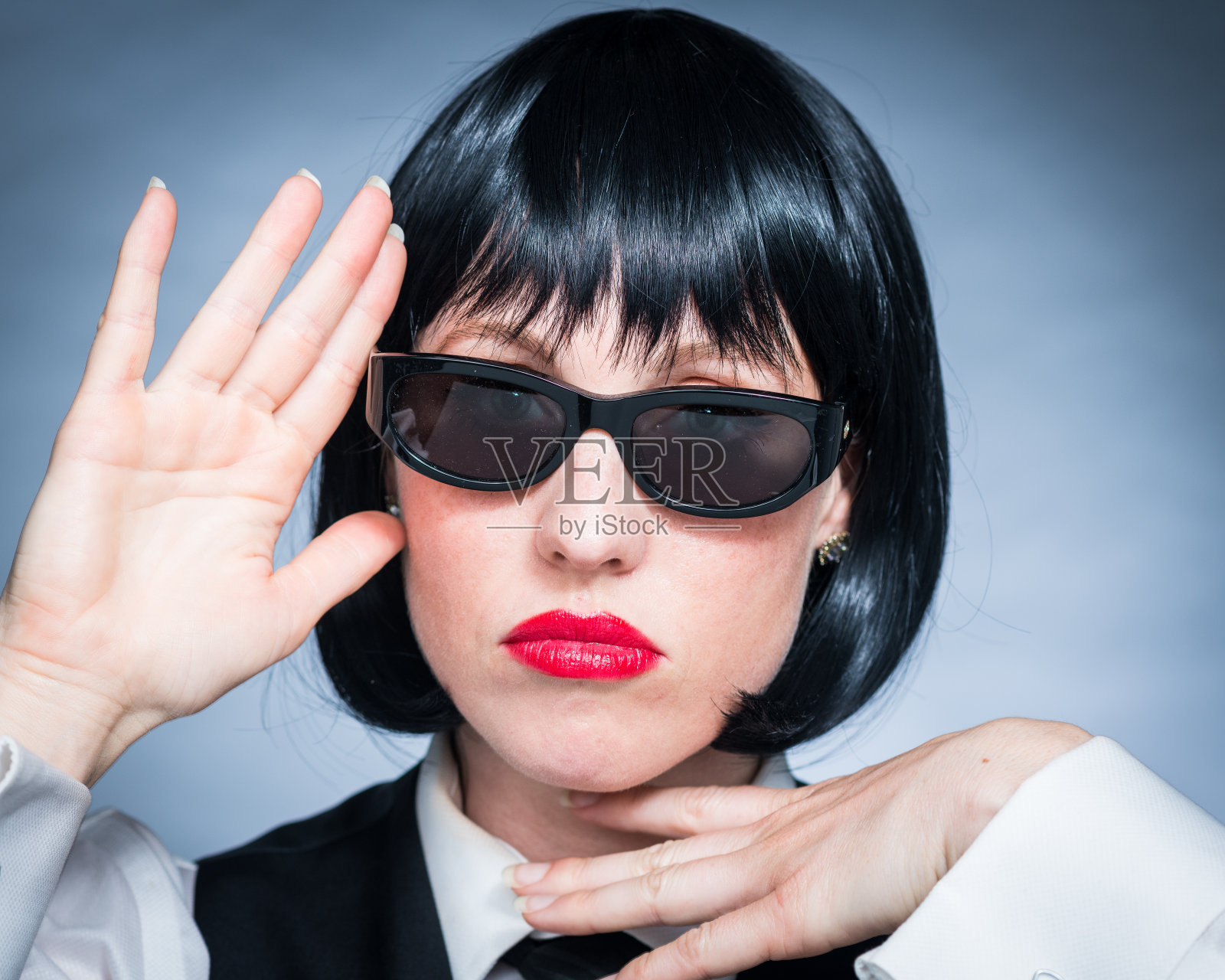 厚脸皮，年轻的洛杉矶市民打领带，穿衬衫和背心。照片摄影图片