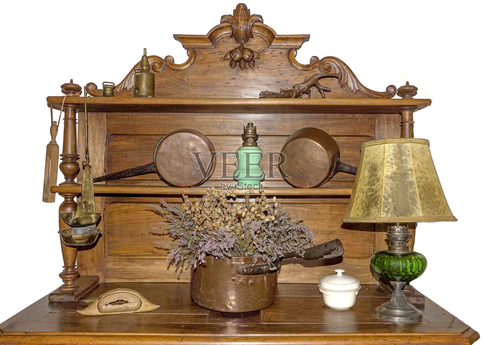 古董木制家具。带有古朴器具的雕花餐具柜。照片摄影图片