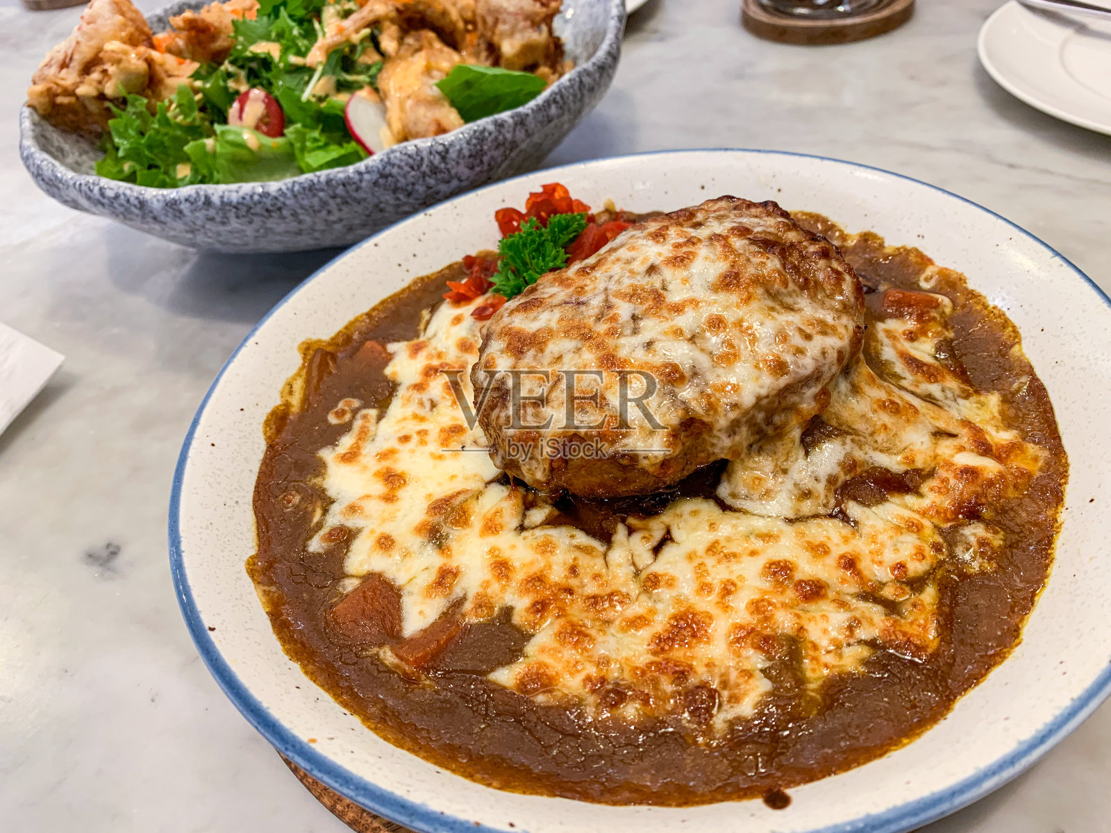 日本汉堡咖喱饭配马苏里拉芝士-特写照片摄影图片