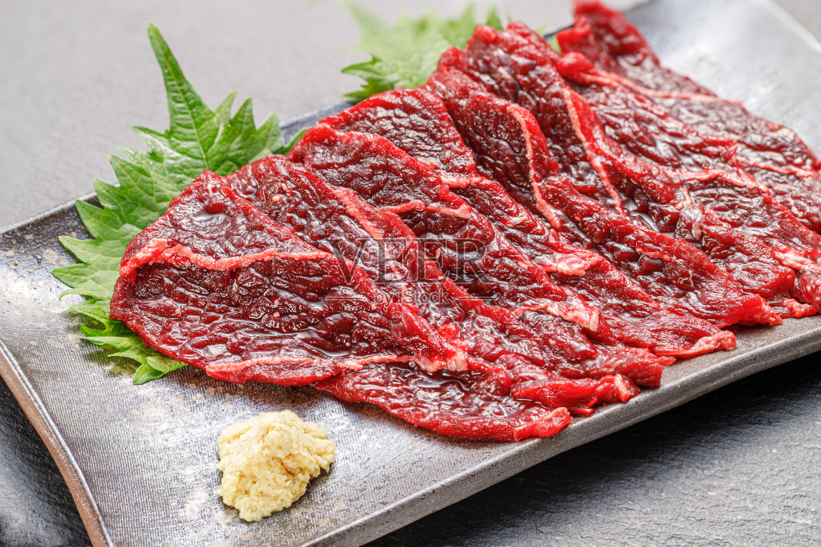 盘子里的小须鲸生鱼片照片摄影图片