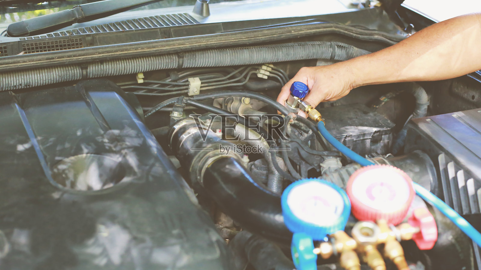 汽车空调检查服务，检漏，充注制冷剂。设备和仪表液冷在车由专业技术人员。照片摄影图片