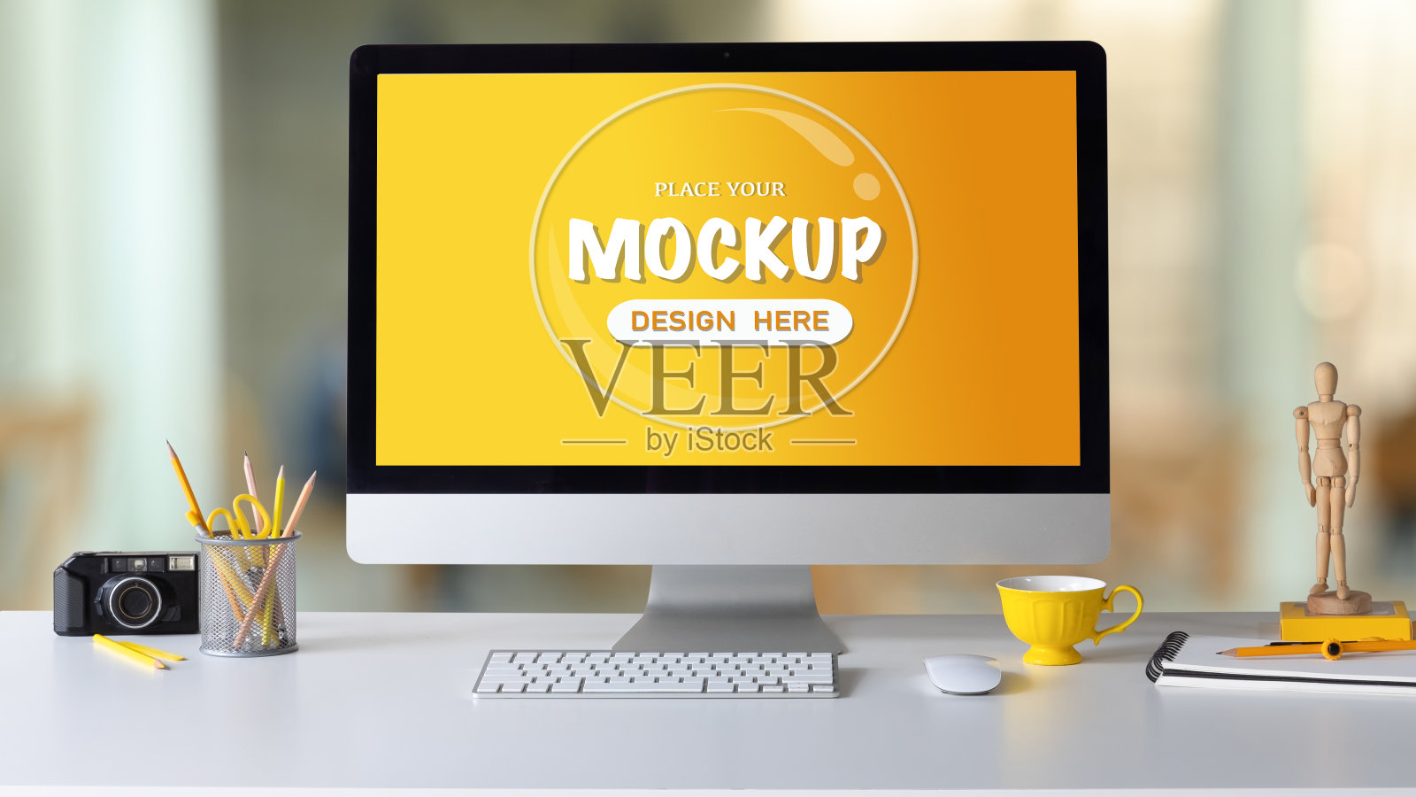 在白色的桌子上模拟电脑，黑屏，咖啡杯，笔筒和照相机。照片摄影图片