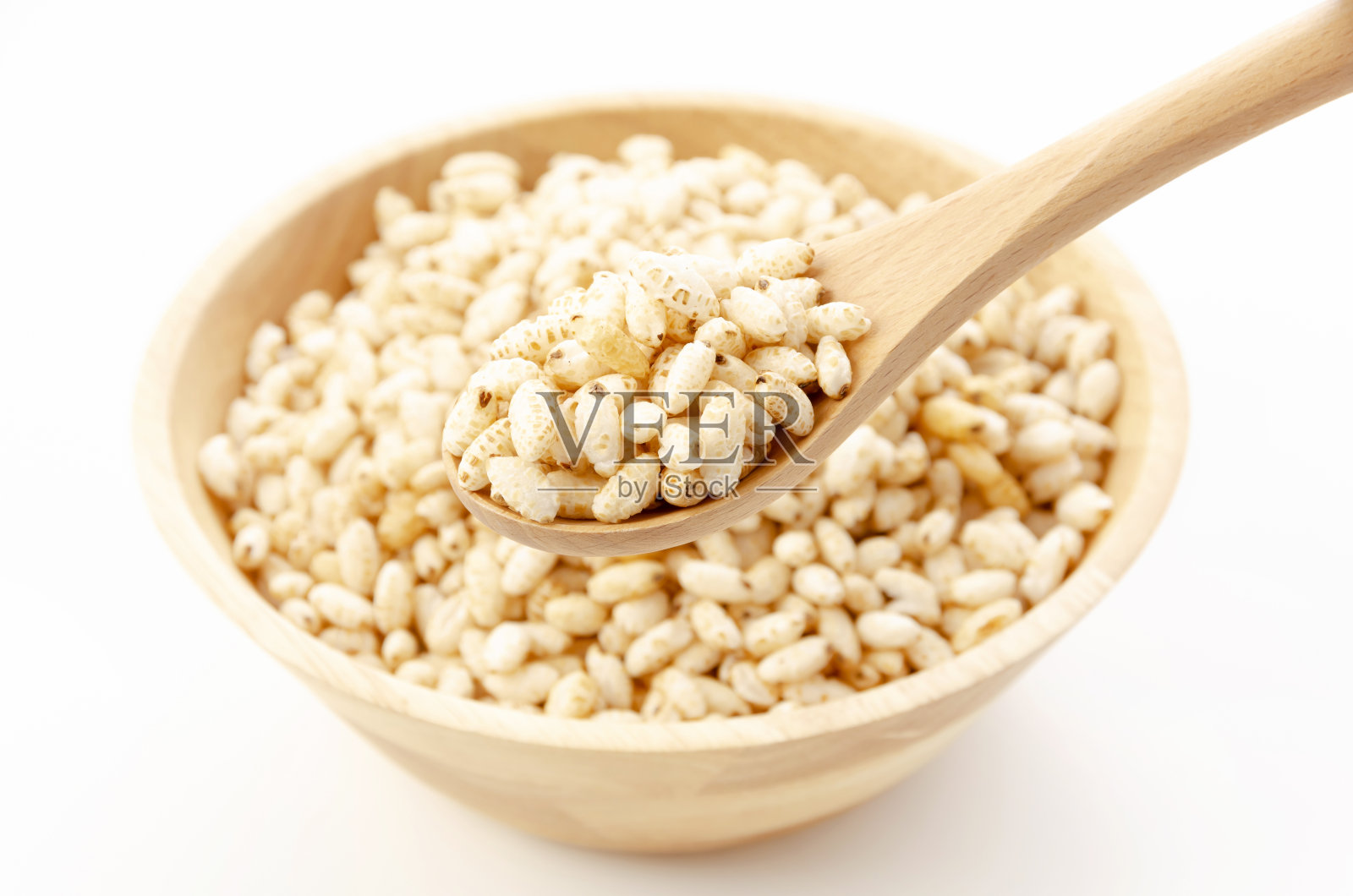 用木勺泡米照片摄影图片