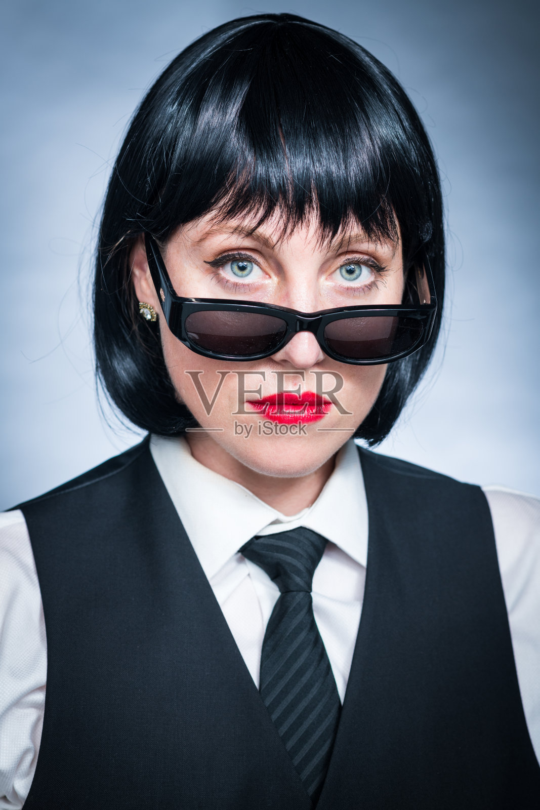 厚脸皮，年轻的洛杉矶市民打领带，穿衬衫和背心。照片摄影图片