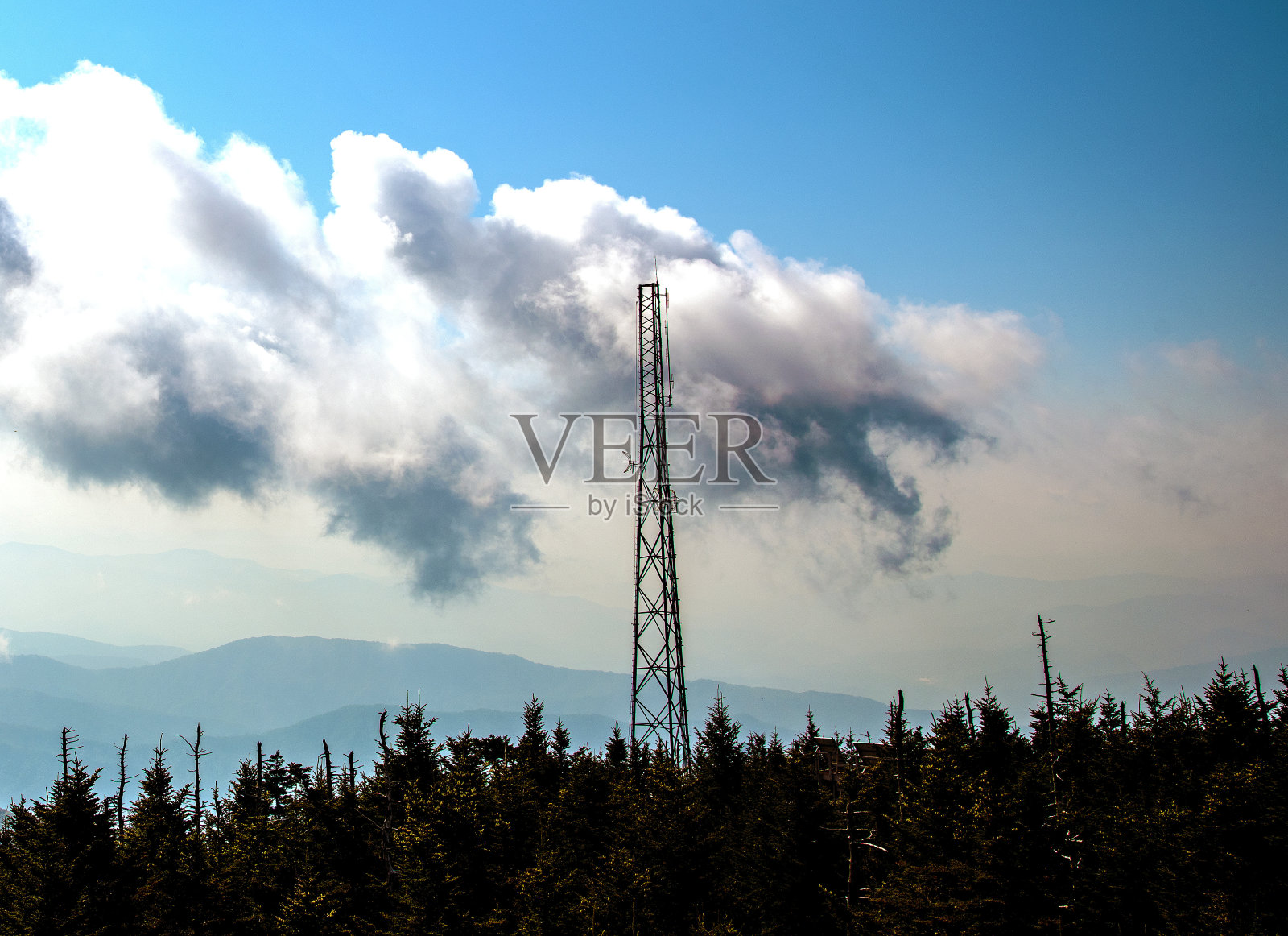 一座通讯塔坐落在大烟山国家公园的克林曼圆顶上。照片摄影图片