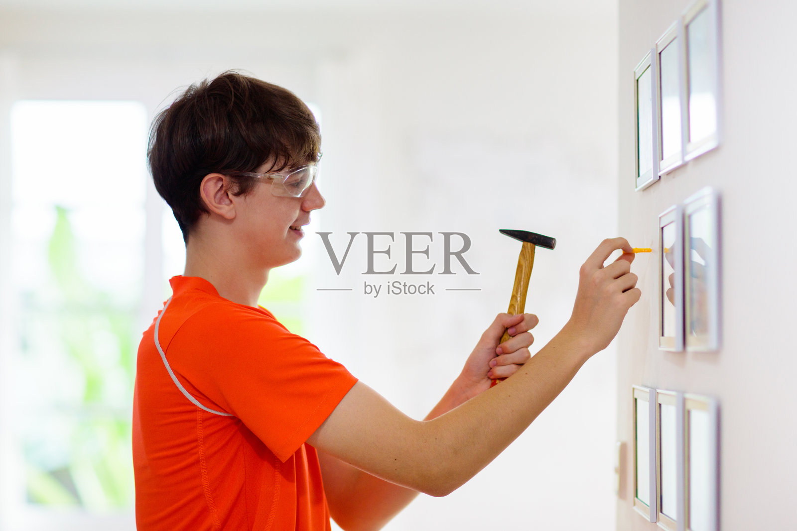 人钻墙。家居装修装修。照片摄影图片