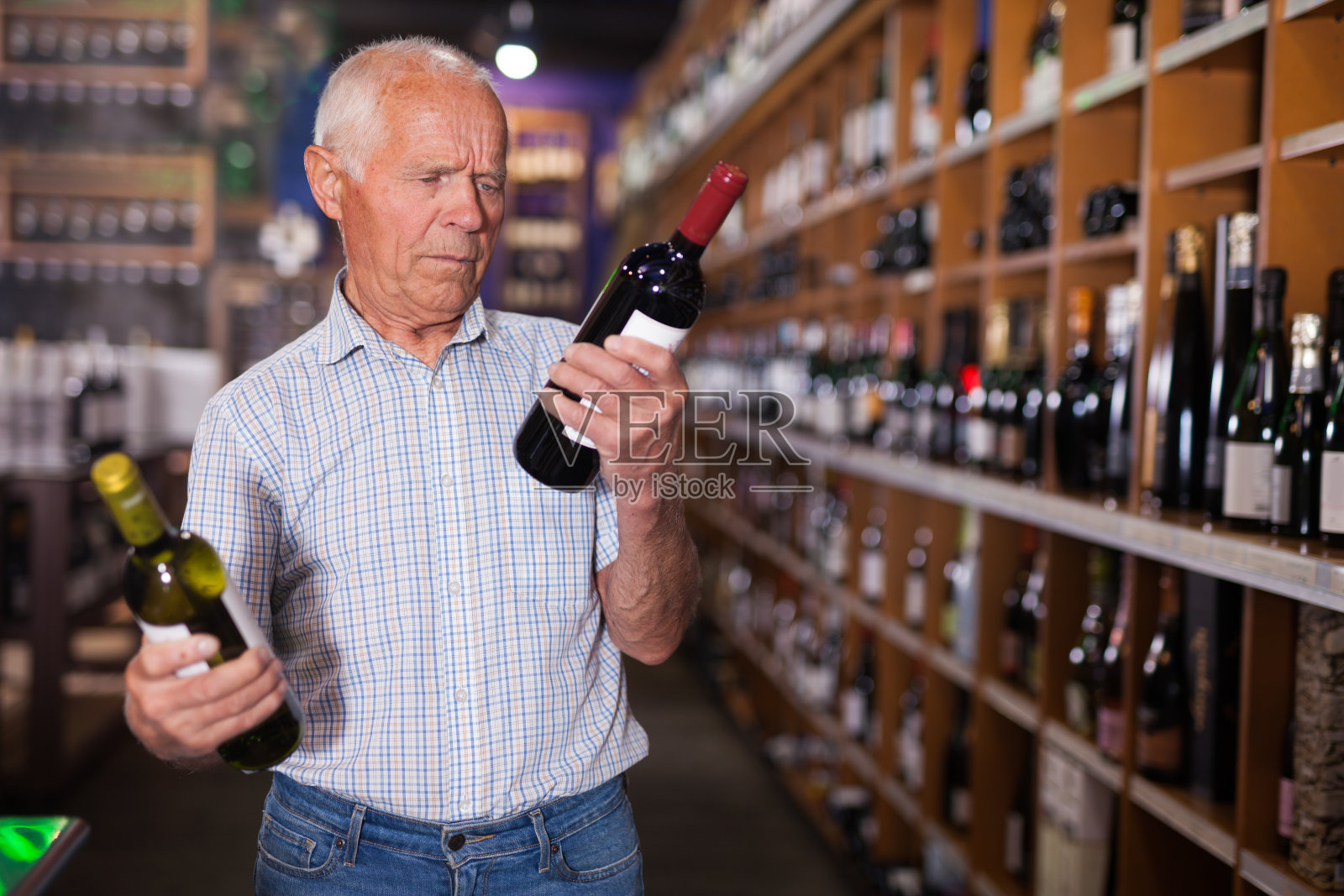在酒屋寻酒的人照片摄影图片
