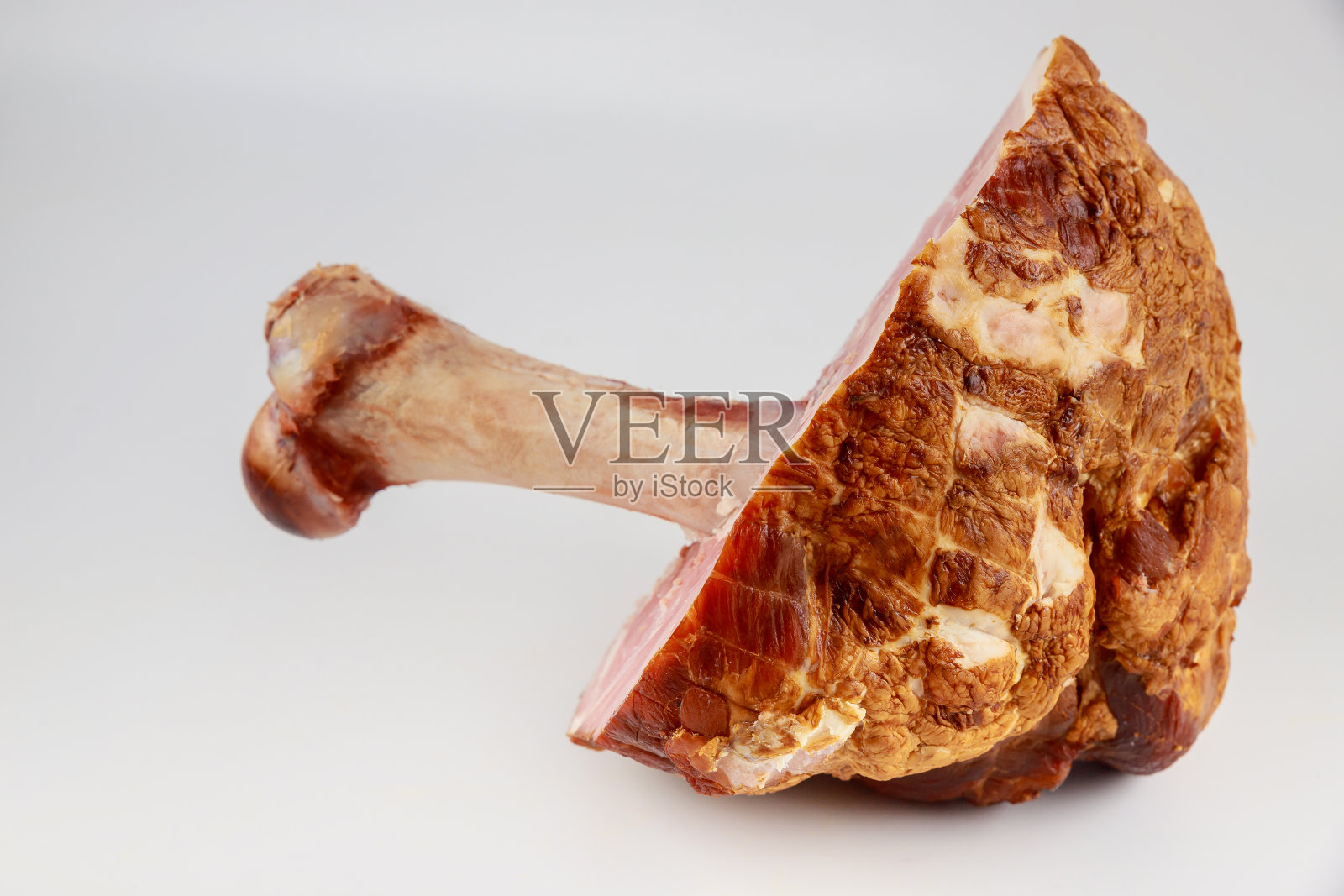 熏骨火腿在白色孤立的背景。照片摄影图片