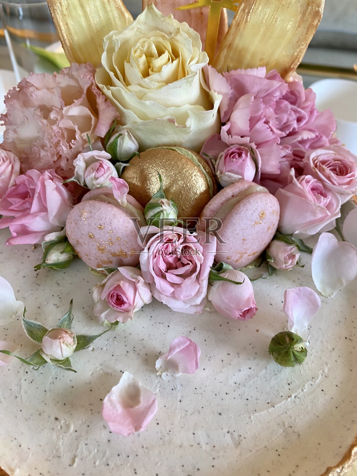 用马卡龙和玫瑰装饰的蛋糕照片摄影图片